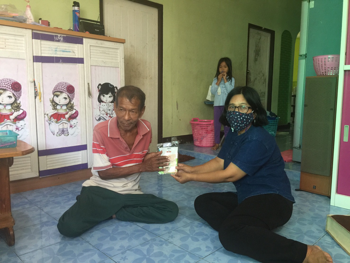 สพจ.ชลบุรี ลงพื้นที่ทดลองใช้แบบฟอร์มตรวจสอบข้อมูลครัวเรือนยากจน TPMAP