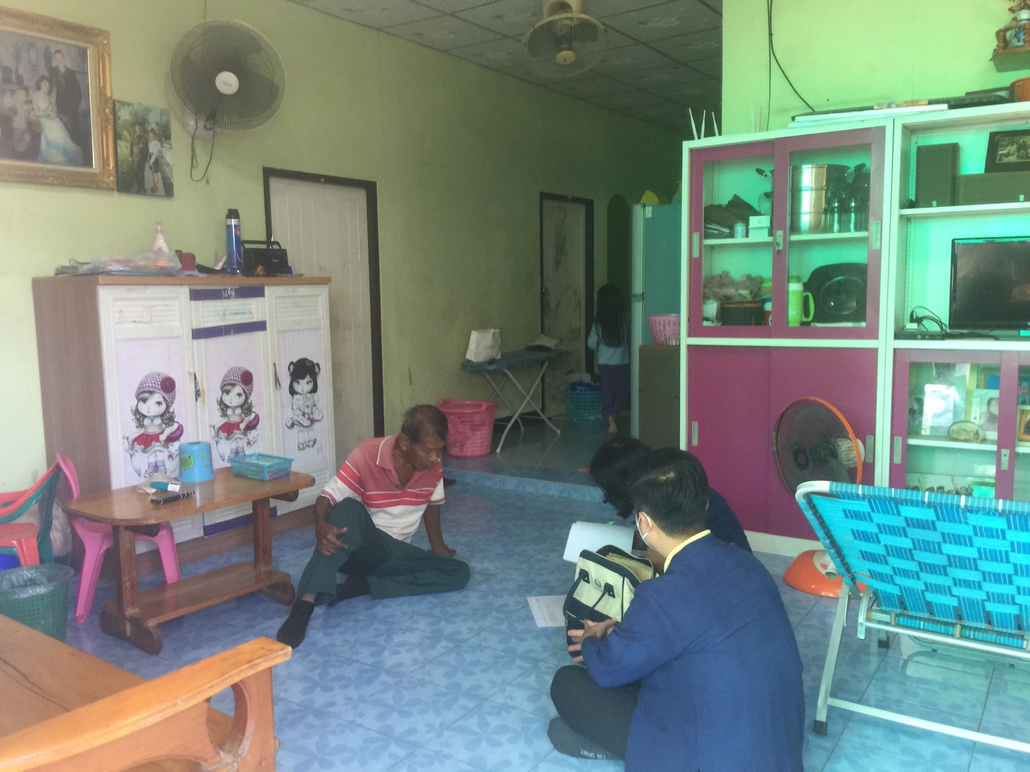 สพจ.ชลบุรี ลงพื้นที่ทดลองใช้แบบฟอร์มตรวจสอบข้อมูลครัวเรือนยากจน TPMAP