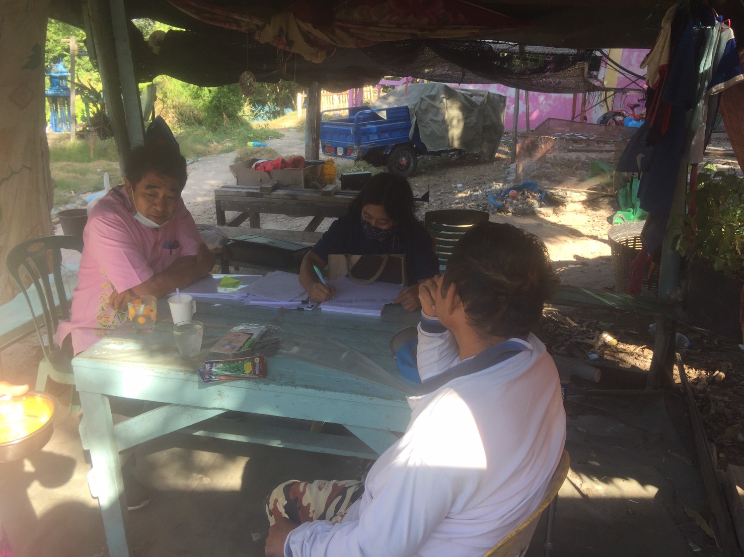 สพจ.ชลบุรี ลงพื้นที่ทดลองใช้แบบฟอร์มตรวจสอบข้อมูลครัวเรือนยากจน TPMAP