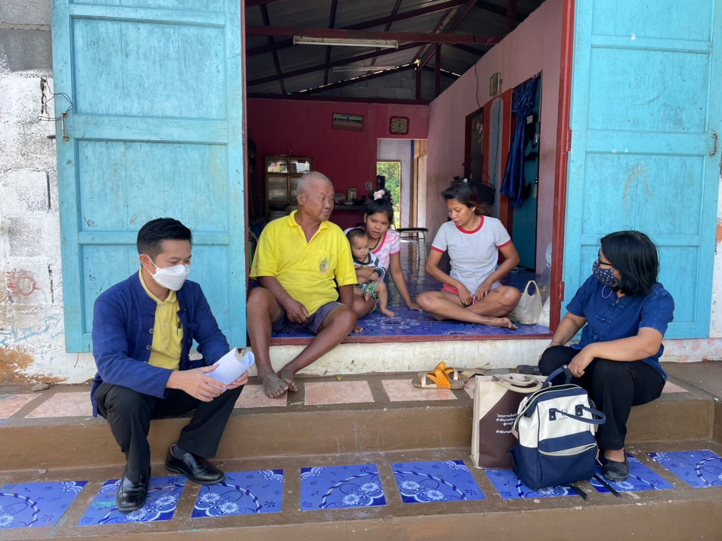 สพจ.ชลบุรี ลงพื้นที่ทดลองใช้แบบฟอร์มตรวจสอบข้อมูลครัวเรือนยากจน TPMAP