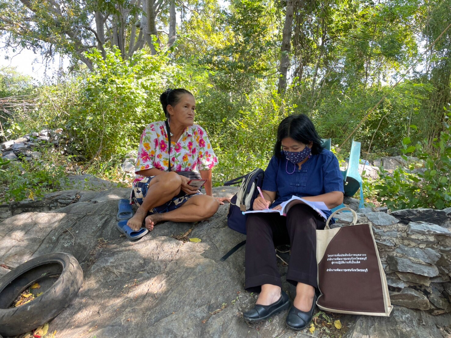 สพจ.ชลบุรี ลงพื้นที่ทดลองใช้แบบฟอร์มตรวจสอบข้อมูลครัวเรือนยากจน TPMAP