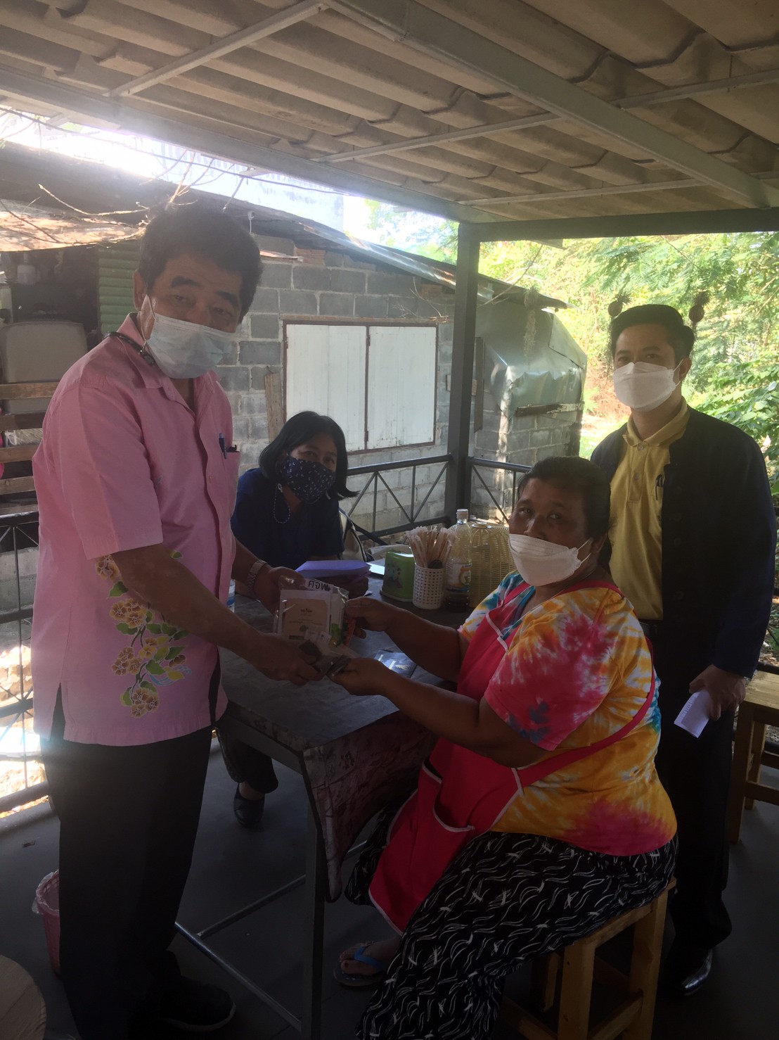 สพจ.ชลบุรี ลงพื้นที่ทดลองใช้แบบฟอร์มตรวจสอบข้อมูลครัวเรือนยากจน TPMAP