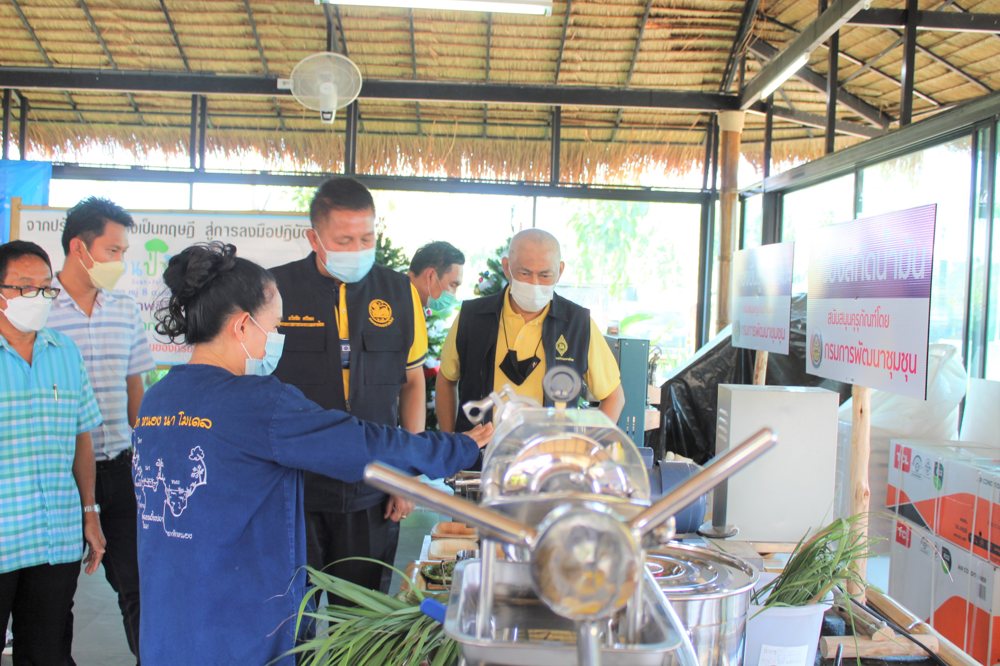 ผู้ตรวจราชการกระทรวงมหาดไทย ลงพื้นที่ตรวจเยี่ยม “โคก หนอง นา โมเดล” อ.พนัสนิคม