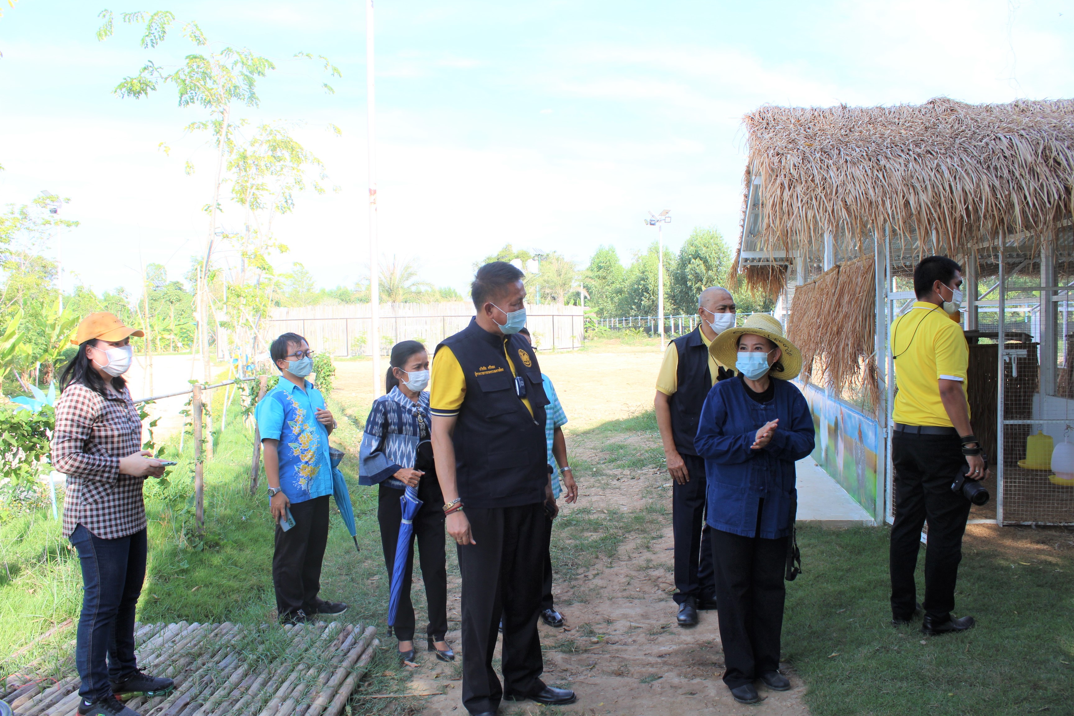 ผู้ตรวจราชการกระทรวงมหาดไทย ลงพื้นที่ตรวจเยี่ยม “โคก หนอง นา โมเดล” อ.พนัสนิคม