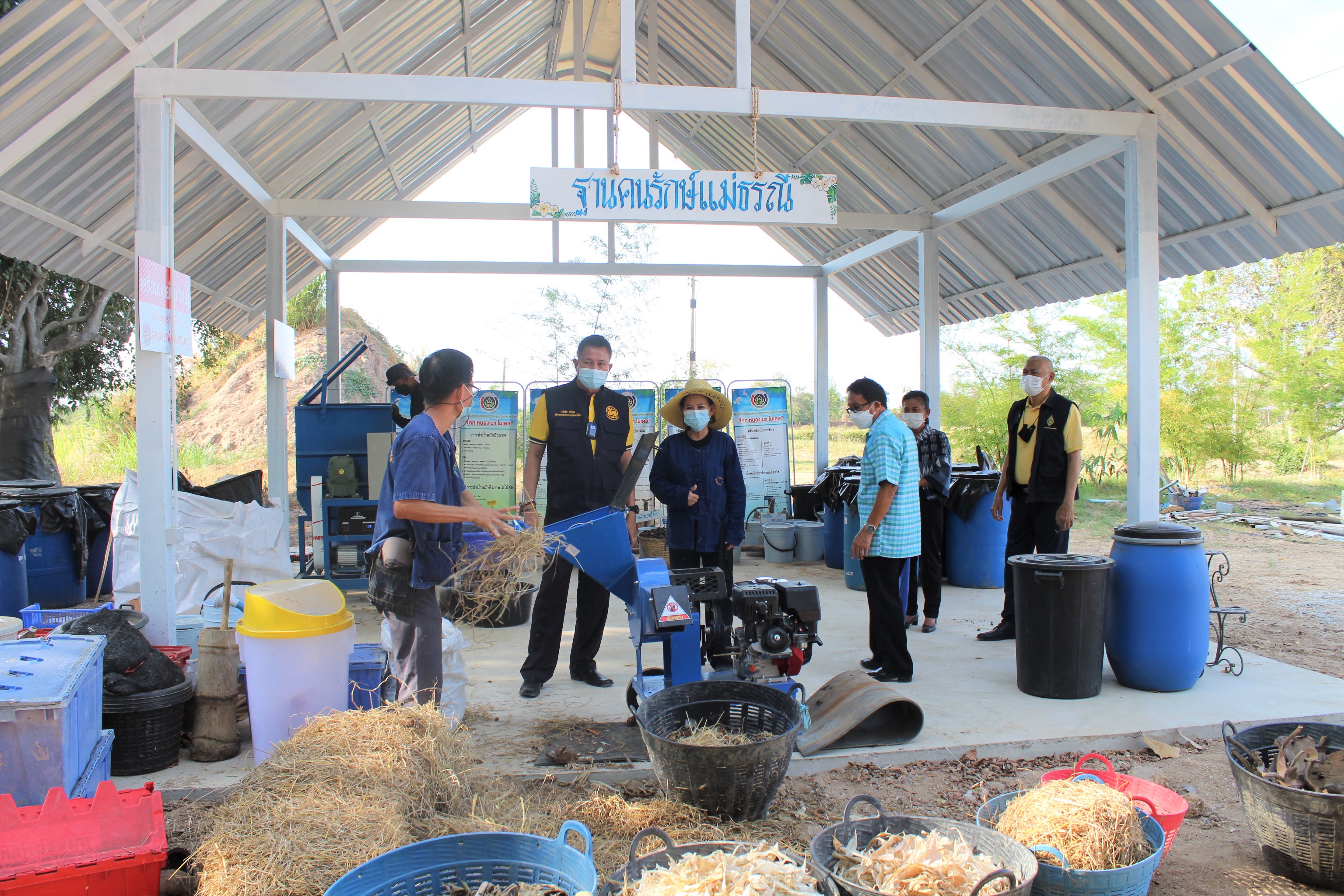 ผู้ตรวจราชการกระทรวงมหาดไทย ลงพื้นที่ตรวจเยี่ยม “โคก หนอง นา โมเดล” อ.พนัสนิคม