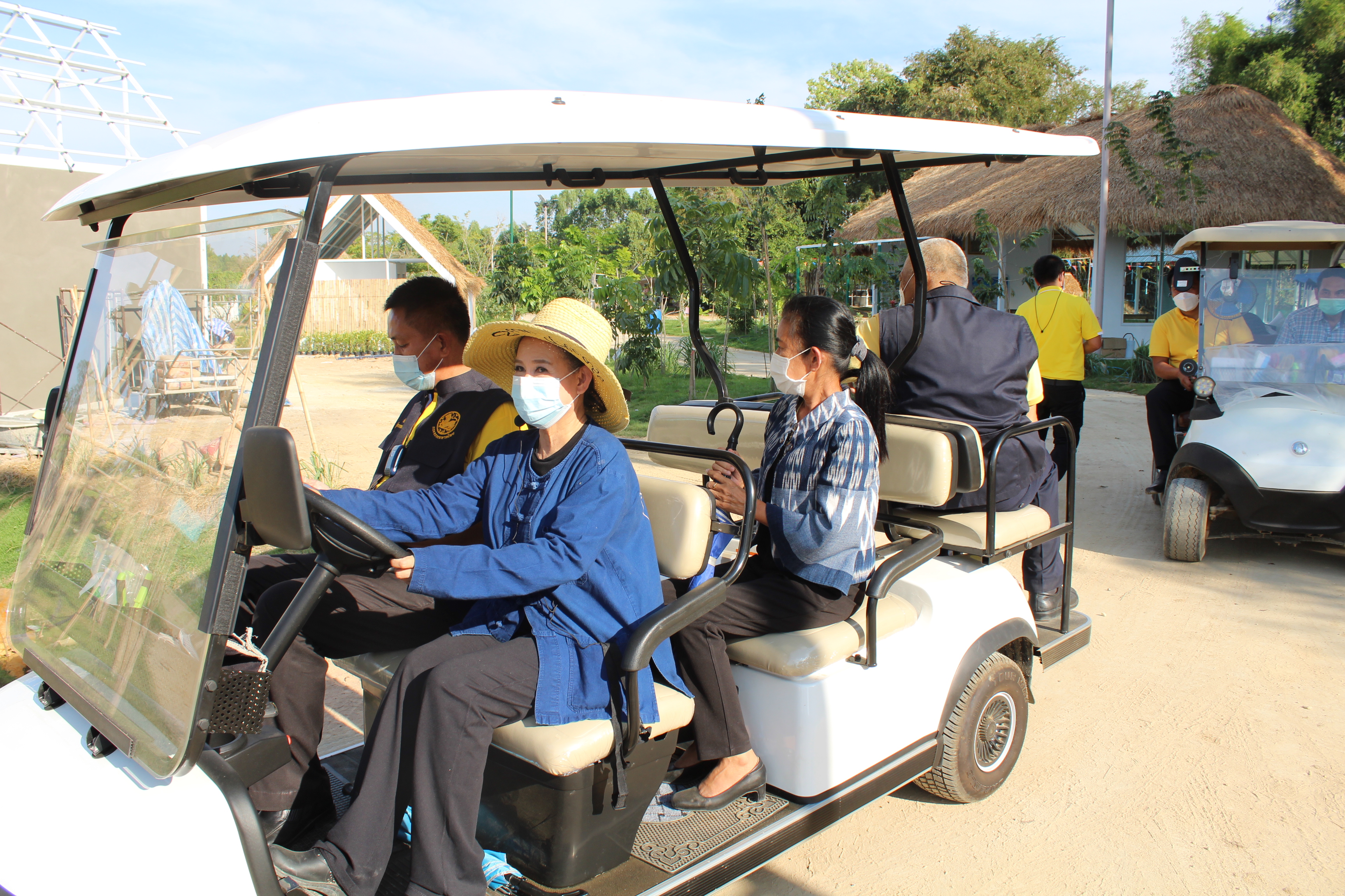ผู้ตรวจราชการกระทรวงมหาดไทย ลงพื้นที่ตรวจเยี่ยม “โคก หนอง นา โมเดล” อ.พนัสนิคม