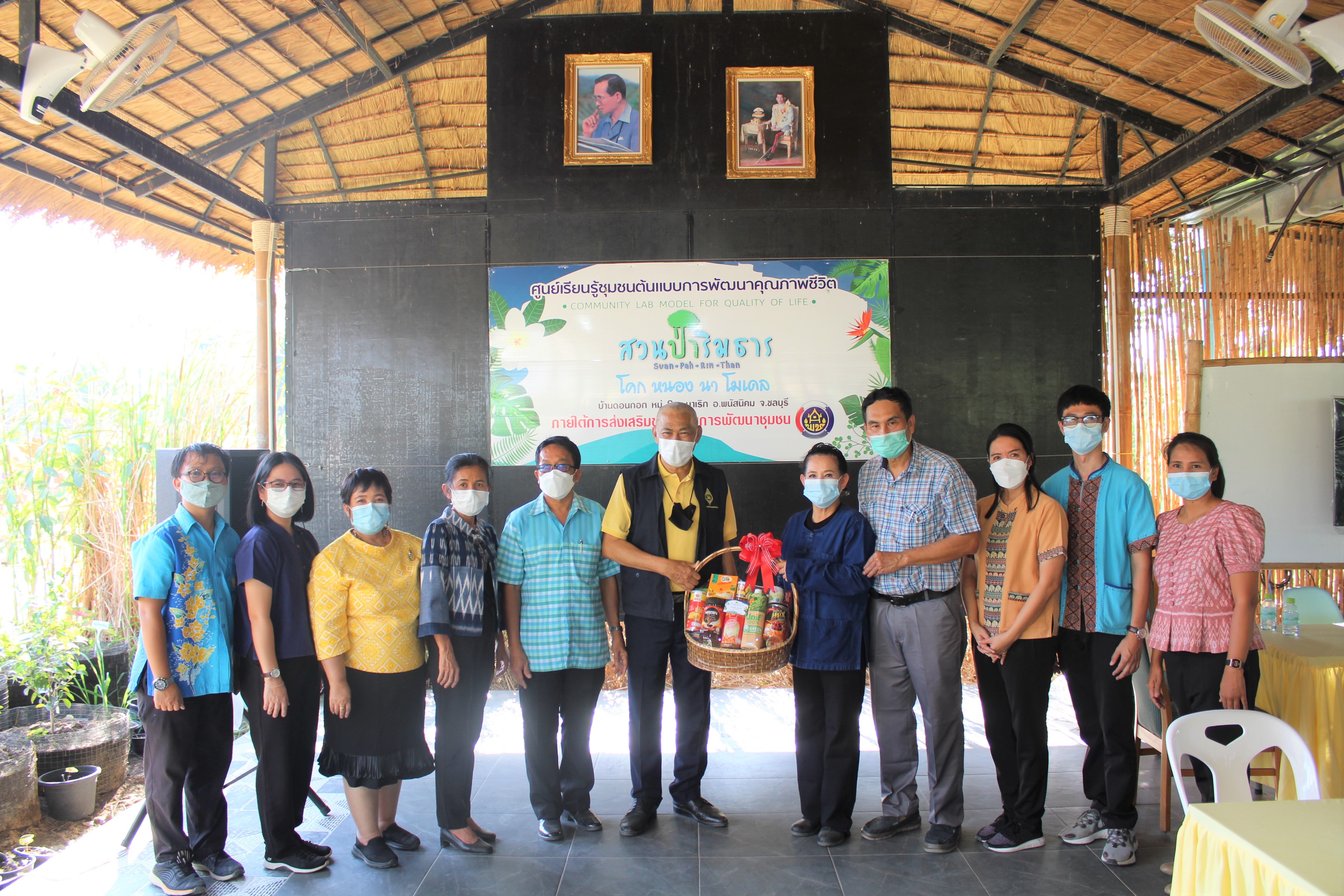 ผู้ตรวจราชการกระทรวงมหาดไทย ลงพื้นที่ตรวจเยี่ยม “โคก หนอง นา โมเดล” อ.พนัสนิคม