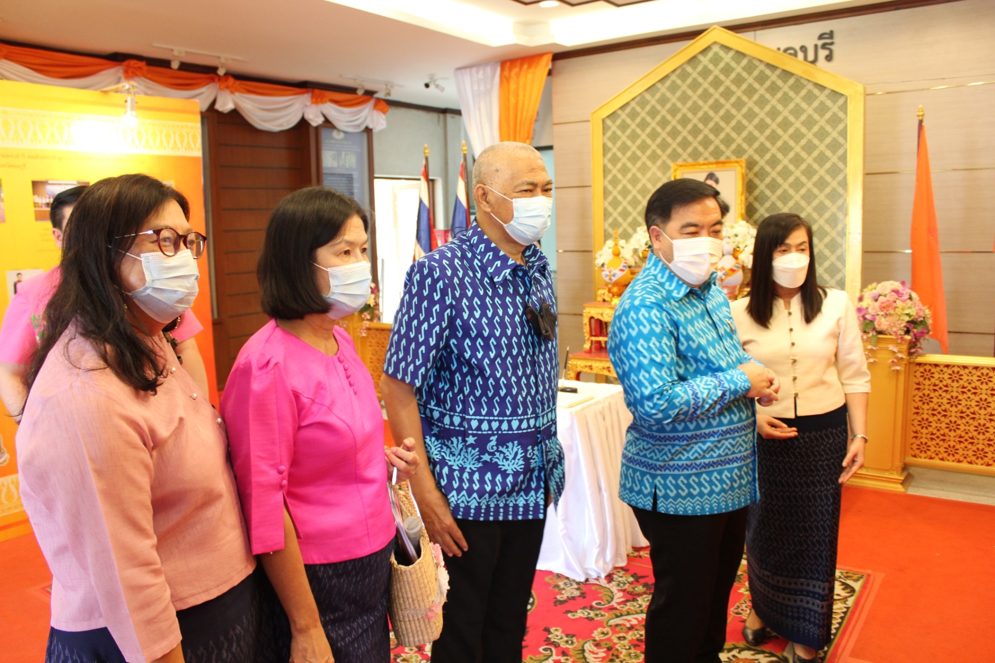 รองผู้ว่าราชการจังหวัดชลบุรี นำคณะเจ้าหน้าที่พัฒนาชุมชนชลบุรี ร่วมลงนามถวายพระพร สมเด็จพระเจ้าลูกเธอ เจ้าฟ้าสิริวัณณวรีฯ