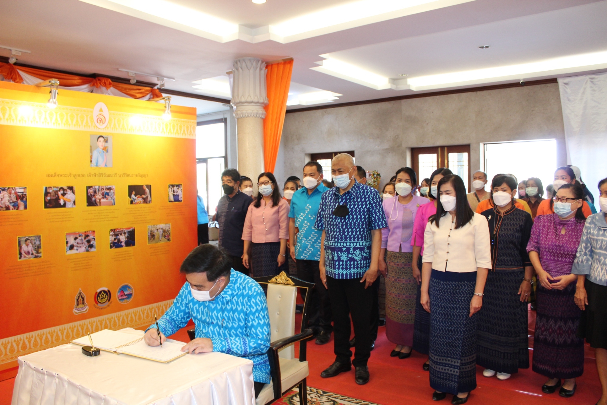รองผู้ว่าราชการจังหวัดชลบุรี นำคณะเจ้าหน้าที่พัฒนาชุมชนชลบุรี ร่วมลงนามถวายพระพร สมเด็จพระเจ้าลูกเธอ เจ้าฟ้าสิริวัณณวรีฯ