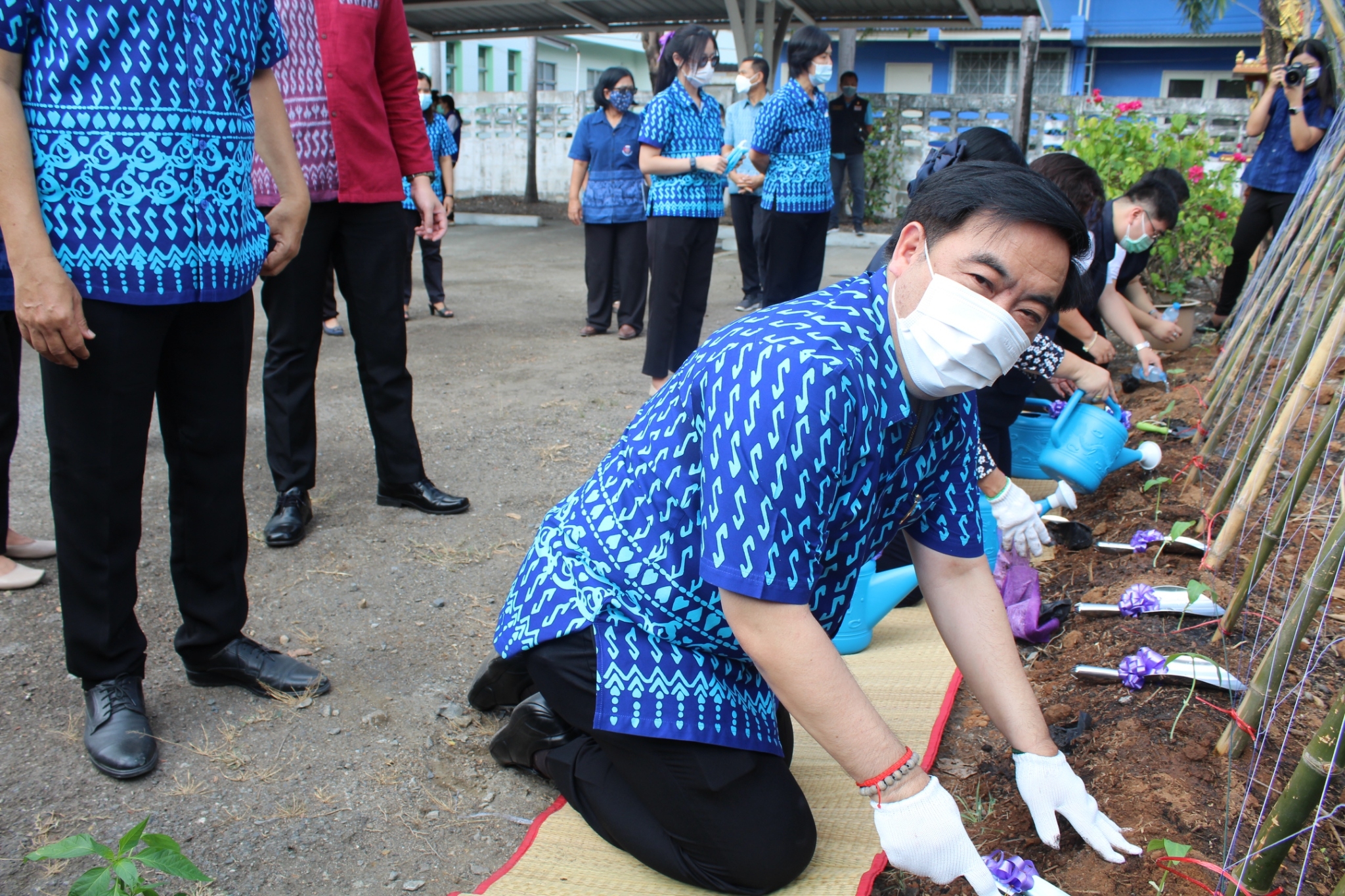 ผู้ว่าราชการจังหวัดชลบุรี เป็นประธานรับมอบเมล็ดพันธุ์ถั่วฝักยาวสีม่วง สิรินธร เบอร์1