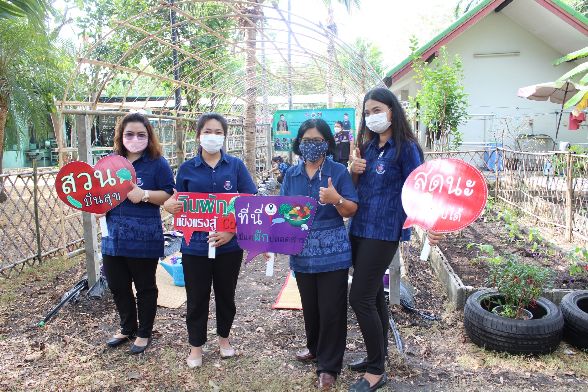 ผู้ว่าราชการจังหวัดชลบุรี เป็นประธานรับมอบเมล็ดพันธุ์ถั่วฝักยาวสีม่วง สิรินธร เบอร์1