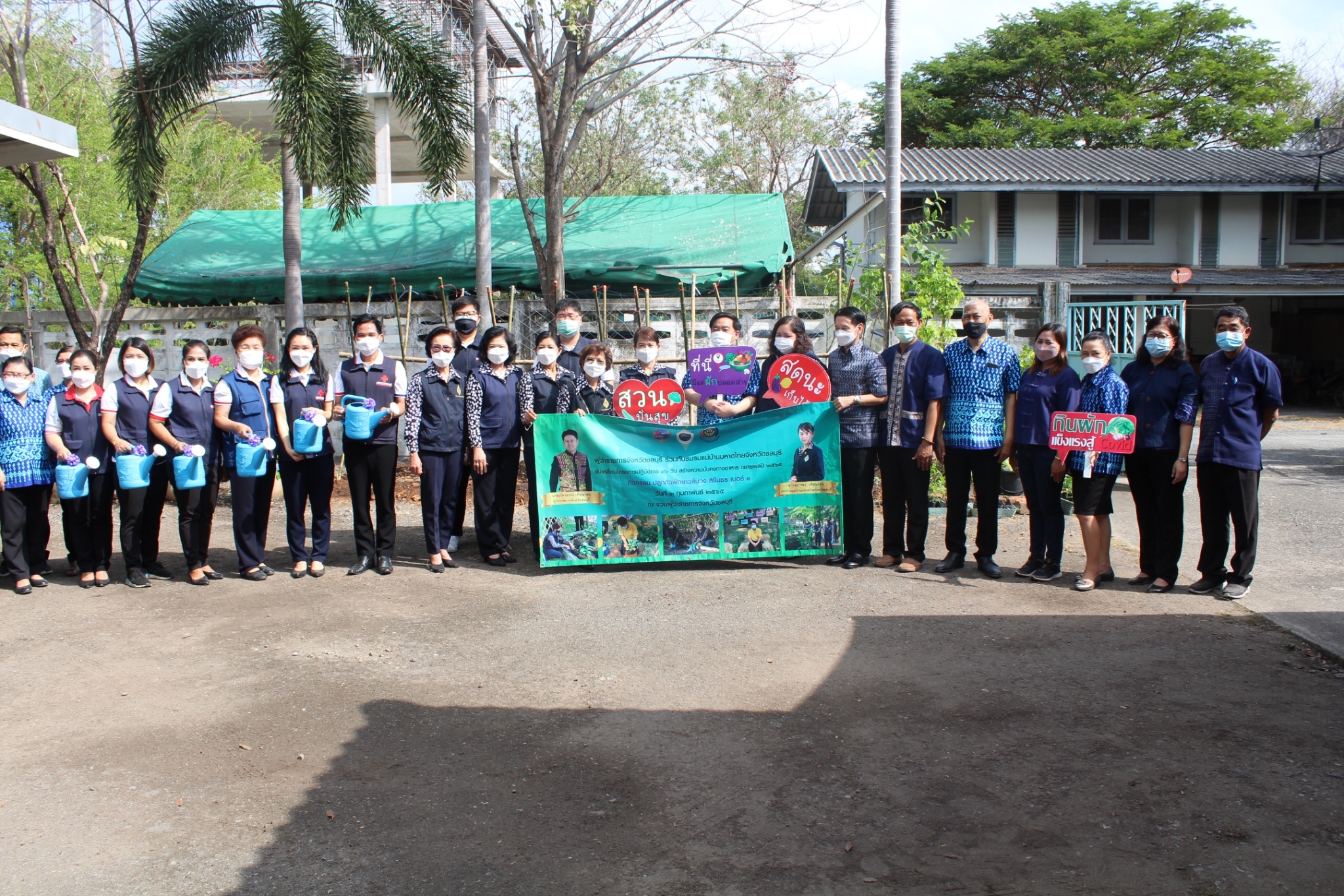 ผู้ว่าราชการจังหวัดชลบุรี เป็นประธานรับมอบเมล็ดพันธุ์ถั่วฝักยาวสีม่วง สิรินธร เบอร์1