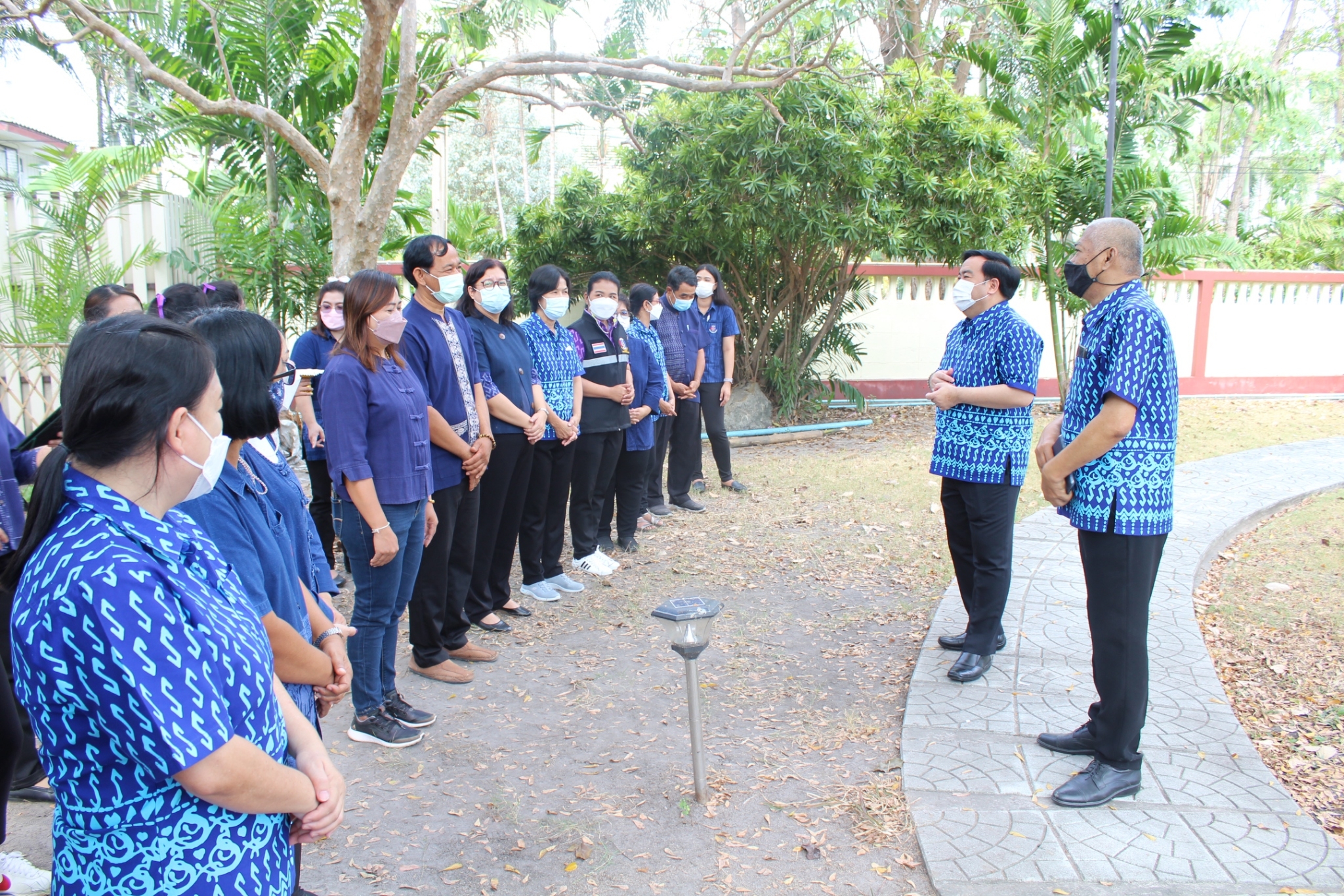 ผู้ว่าราชการจังหวัดชลบุรี เป็นประธานรับมอบเมล็ดพันธุ์ถั่วฝักยาวสีม่วง สิรินธร เบอร์1