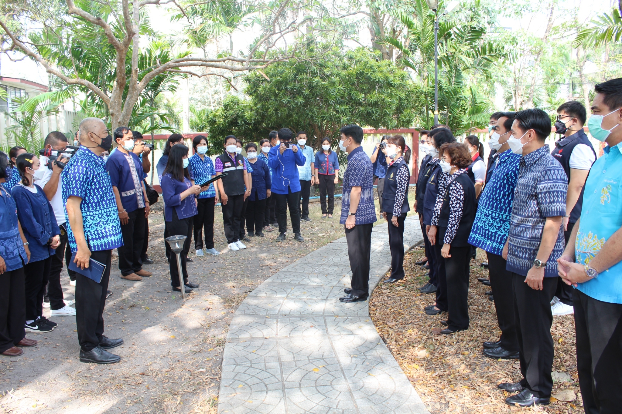 ผู้ว่าราชการจังหวัดชลบุรี เป็นประธานรับมอบเมล็ดพันธุ์ถั่วฝักยาวสีม่วง สิรินธร เบอร์1