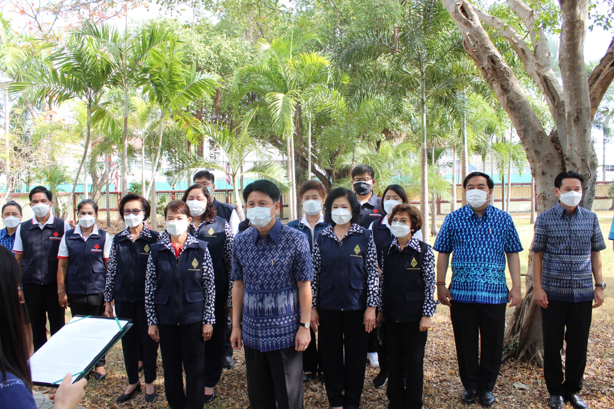 ผู้ว่าราชการจังหวัดชลบุรี เป็นประธานรับมอบเมล็ดพันธุ์ถั่วฝักยาวสีม่วง สิรินธร เบอร์1