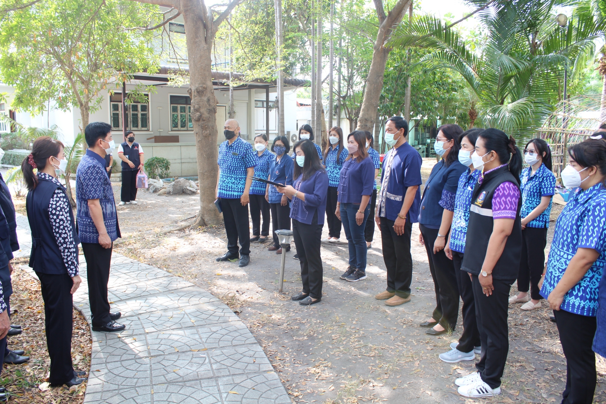 ผู้ว่าราชการจังหวัดชลบุรี เป็นประธานรับมอบเมล็ดพันธุ์ถั่วฝักยาวสีม่วง สิรินธร เบอร์1