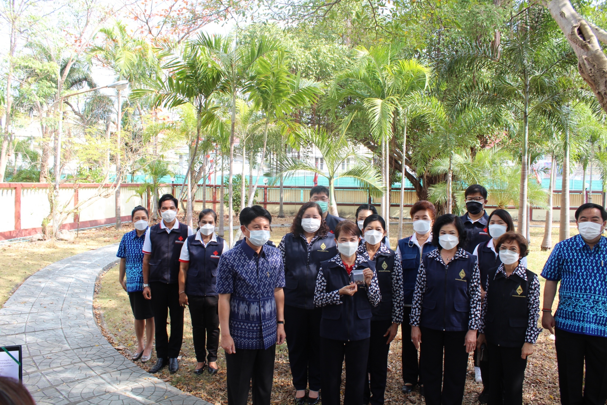 ผู้ว่าราชการจังหวัดชลบุรี เป็นประธานรับมอบเมล็ดพันธุ์ถั่วฝักยาวสีม่วง สิรินธร เบอร์1