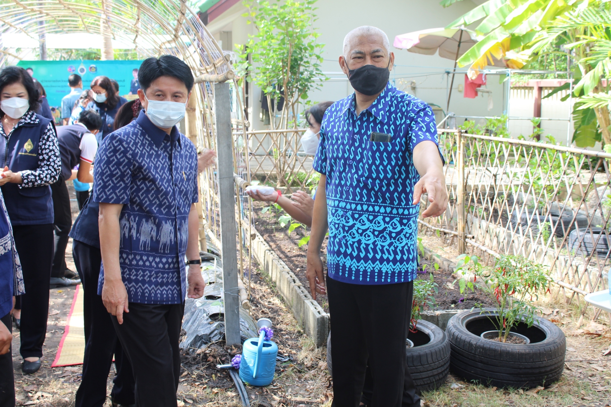 ผู้ว่าราชการจังหวัดชลบุรี เป็นประธานรับมอบเมล็ดพันธุ์ถั่วฝักยาวสีม่วง สิรินธร เบอร์1