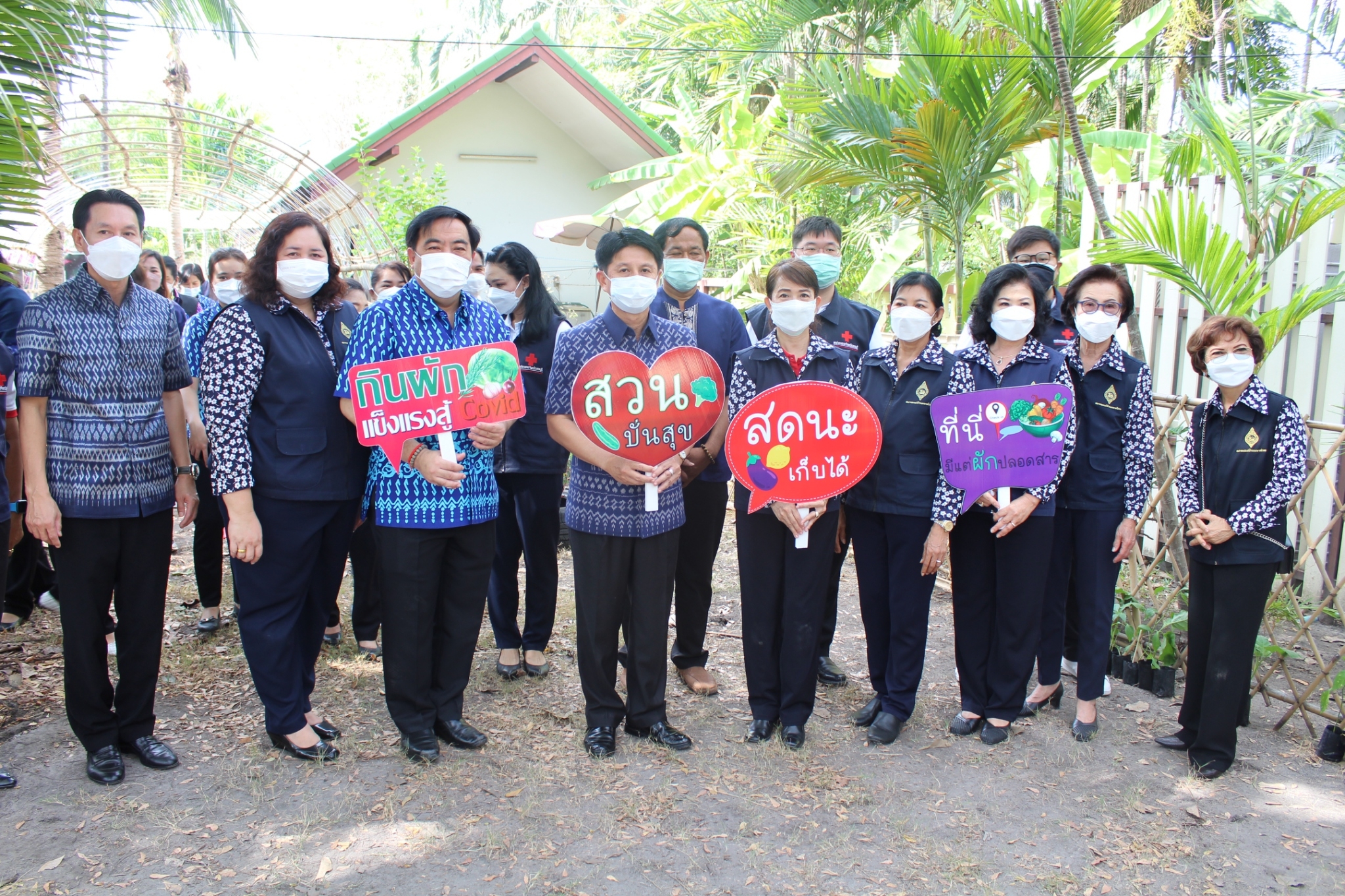 ผู้ว่าราชการจังหวัดชลบุรี เป็นประธานรับมอบเมล็ดพันธุ์ถั่วฝักยาวสีม่วง สิรินธร เบอร์1