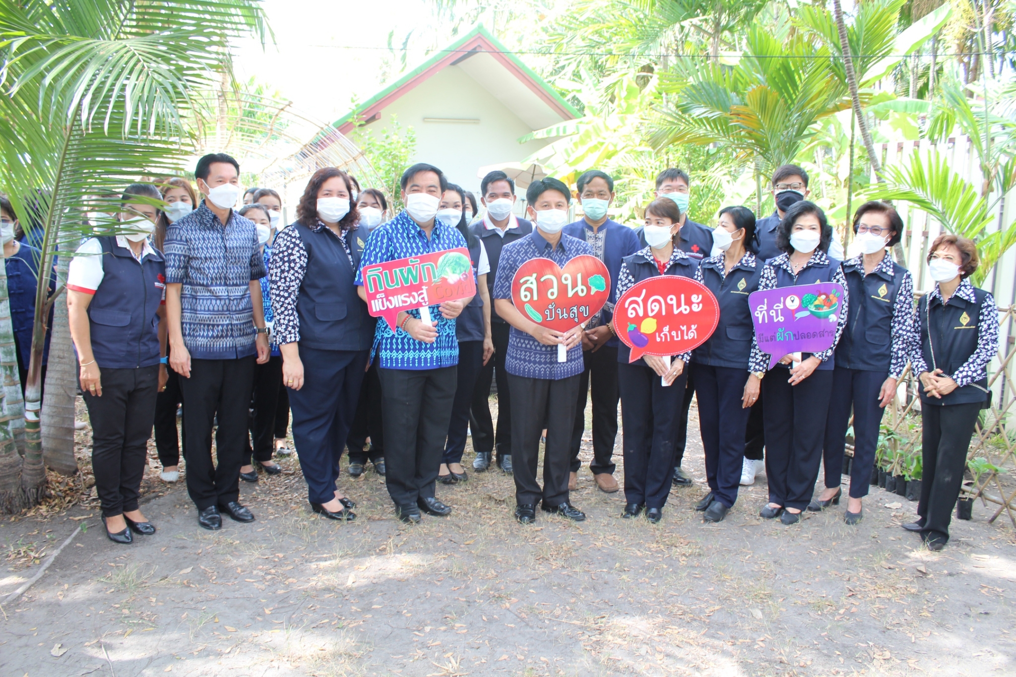 ผู้ว่าราชการจังหวัดชลบุรี เป็นประธานรับมอบเมล็ดพันธุ์ถั่วฝักยาวสีม่วง สิรินธร เบอร์1