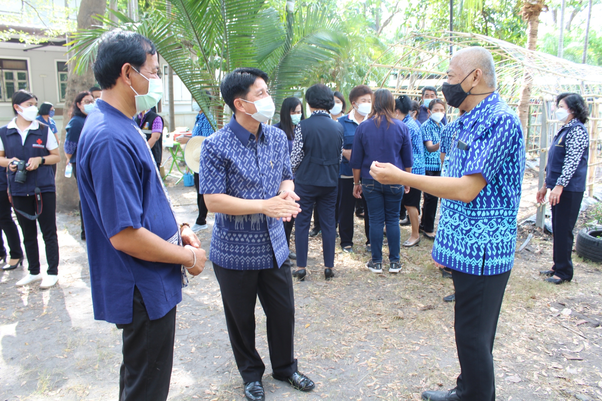 ผู้ว่าราชการจังหวัดชลบุรี เป็นประธานรับมอบเมล็ดพันธุ์ถั่วฝักยาวสีม่วง สิรินธร เบอร์1