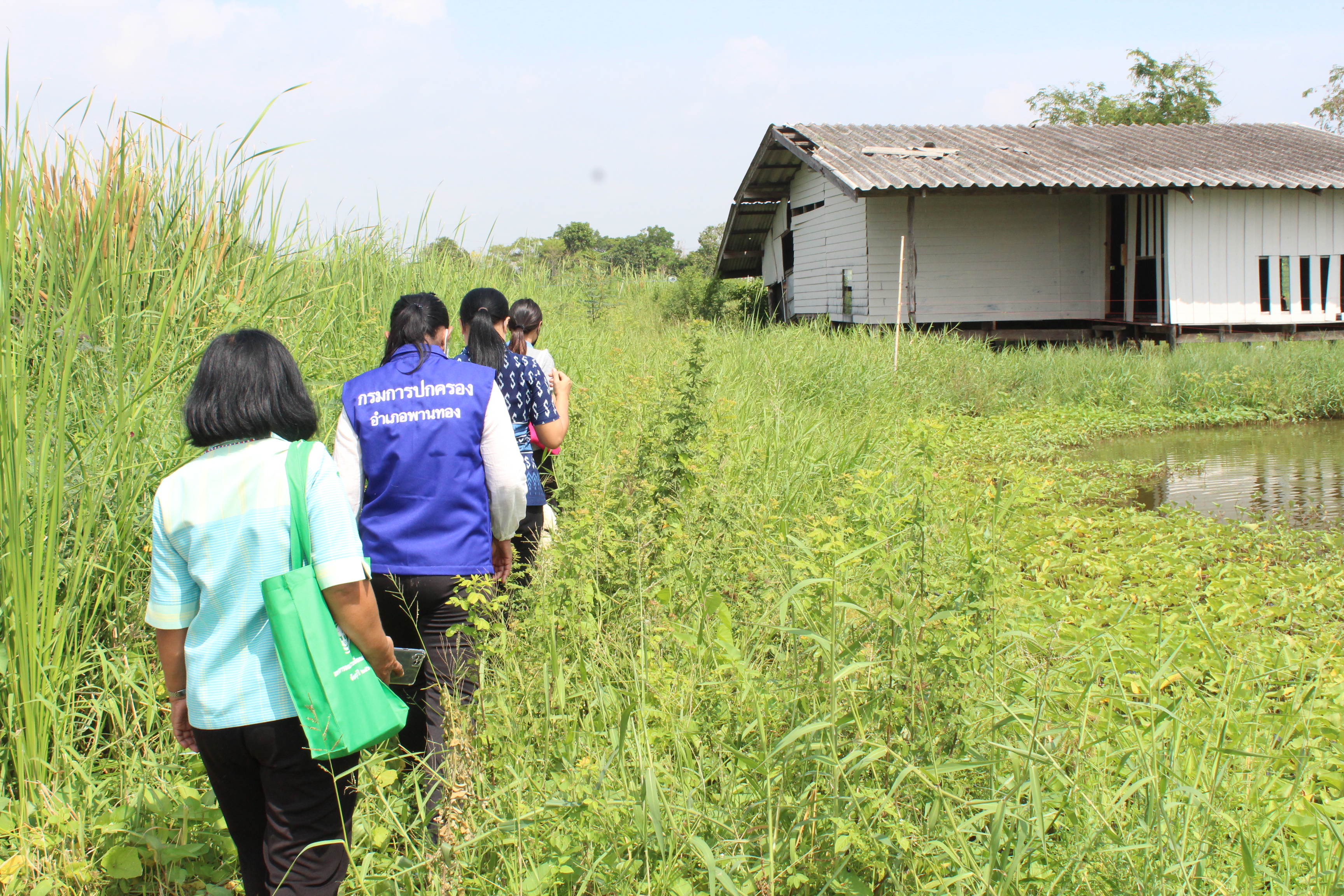 สพจ.ชลบุรี ลงพื้นที่ติดตามสนับสนุนและเยี่ยมครัวเรือนยากจนเป้าหมายอำเภอพานทอง