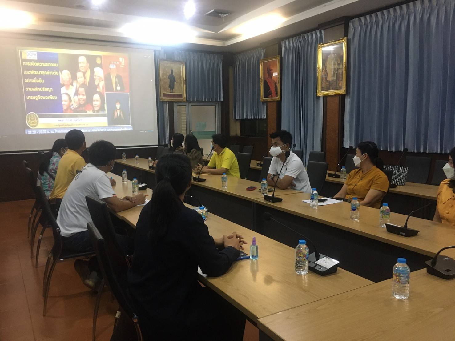 การประชุมเชิงปฏิบัติการเพื่อซักซ้อมแนวทางการขับเคลื่อนศูนย์อำนวยการขจัดความยากจนและพัฒนาคนทุกช่วงวัยอย่างยั่งยืน ตามหลักปรัชญาของเศรษฐกิจพอเพียง ในระดับพื้นที่ ปีงบประมาณ พ.ศ. 2565 (ภาคกลาง)