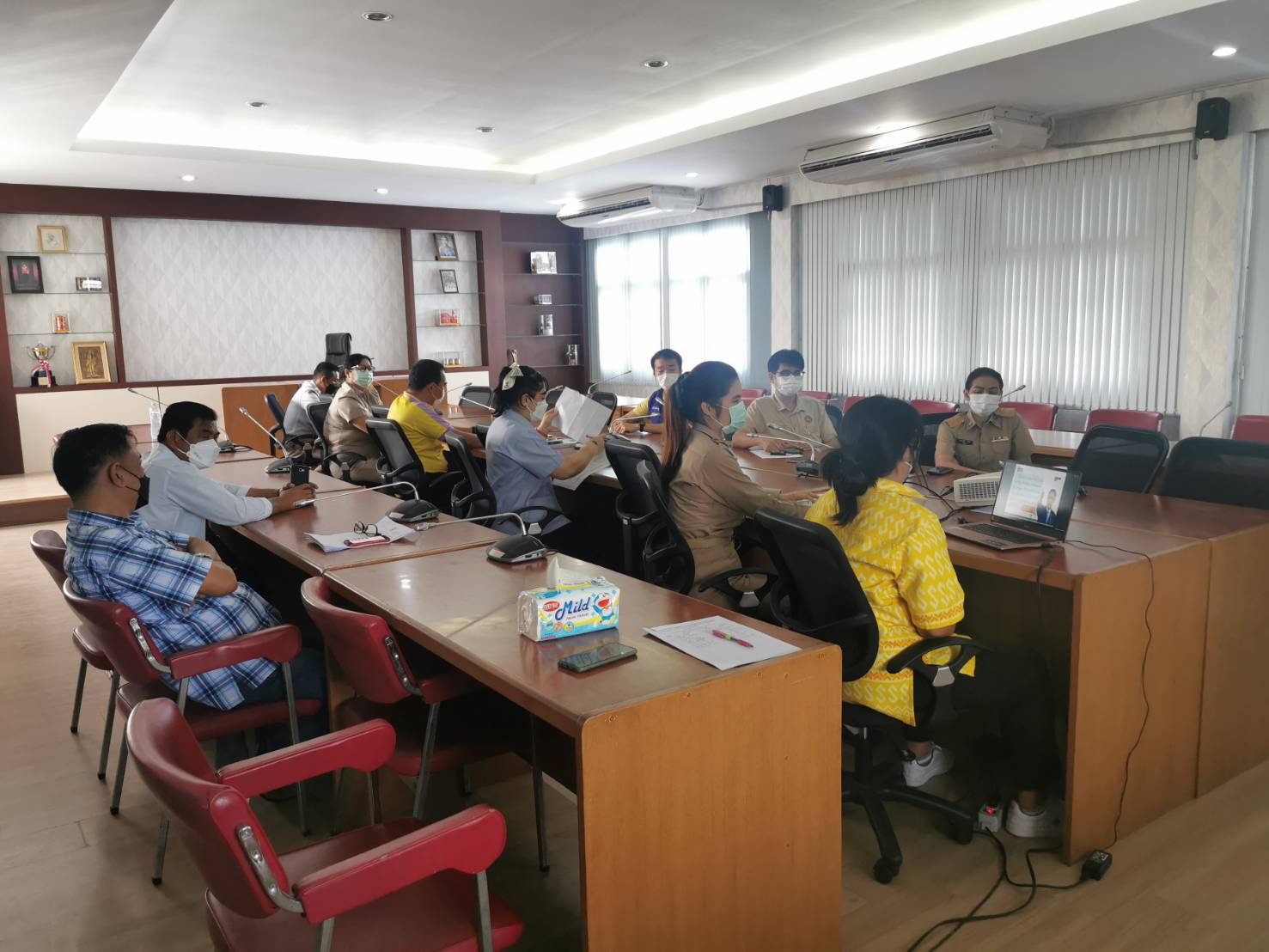 การประชุมเชิงปฏิบัติการเพื่อซักซ้อมแนวทางการขับเคลื่อนศูนย์อำนวยการขจัดความยากจนและพัฒนาคนทุกช่วงวัยอย่างยั่งยืน ตามหลักปรัชญาของเศรษฐกิจพอเพียง ในระดับพื้นที่ ปีงบประมาณ พ.ศ. 2565 (ภาคกลาง)