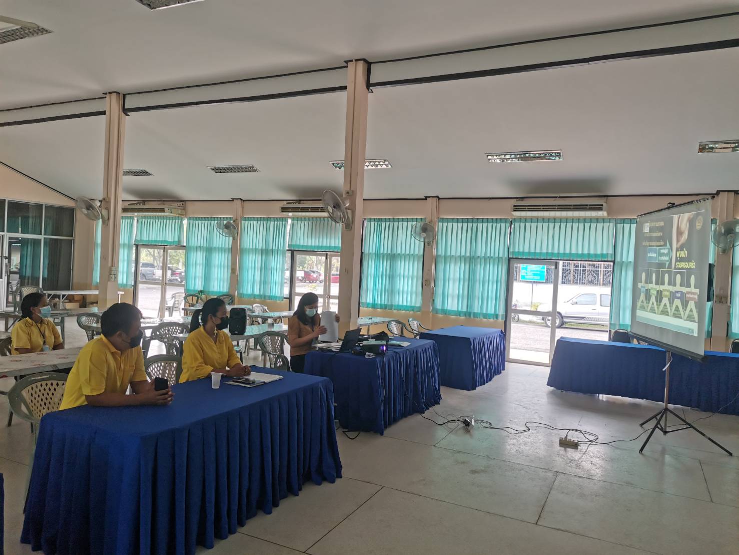 การประชุมเชิงปฏิบัติการเพื่อซักซ้อมแนวทางการขับเคลื่อนศูนย์อำนวยการขจัดความยากจนและพัฒนาคนทุกช่วงวัยอย่างยั่งยืน ตามหลักปรัชญาของเศรษฐกิจพอเพียง ในระดับพื้นที่ ปีงบประมาณ พ.ศ. 2565 (ภาคกลาง)