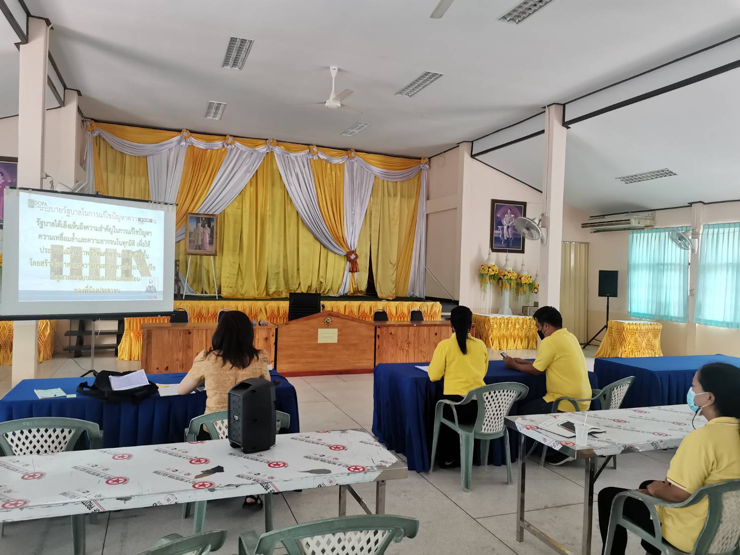 การประชุมเชิงปฏิบัติการเพื่อซักซ้อมแนวทางการขับเคลื่อนศูนย์อำนวยการขจัดความยากจนและพัฒนาคนทุกช่วงวัยอย่างยั่งยืน ตามหลักปรัชญาของเศรษฐกิจพอเพียง ในระดับพื้นที่ ปีงบประมาณ พ.ศ. 2565 (ภาคกลาง)