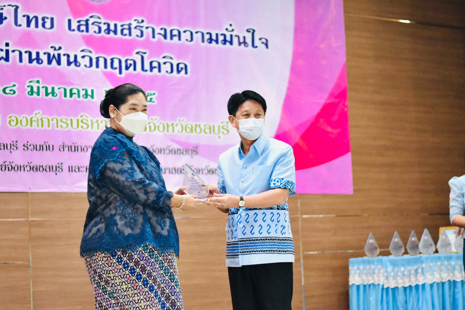 จังหวัดชลบุรี จัดโครงการสตรีชลบุรีรักษ์ไทย เสริมสร้างความมั่นใจ อยู่อย่างไรให้ผ่านพ้นวิกฤตโควิด-19