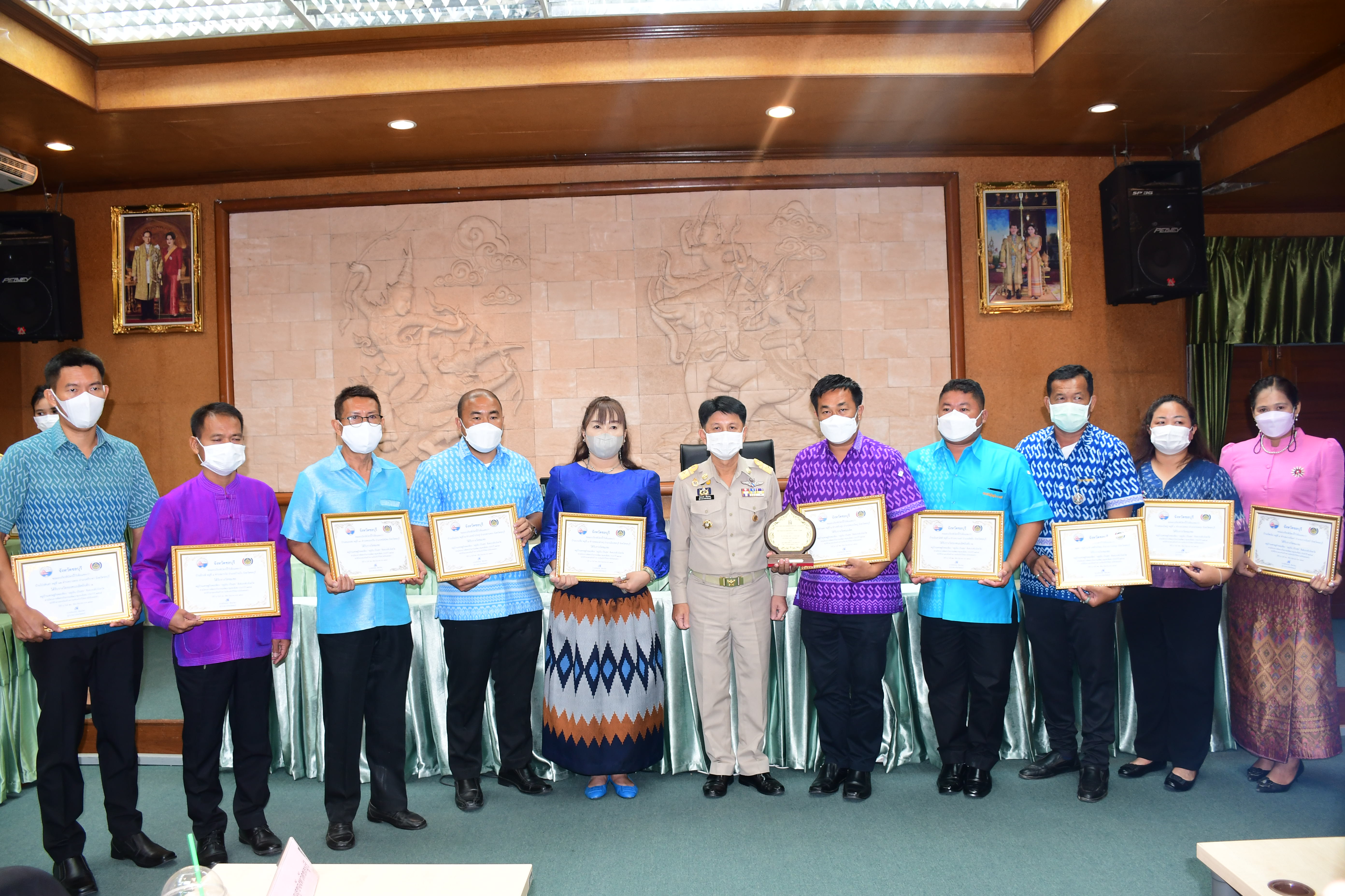 ผู้ว่าฯ ชลบุรี มอบโล่รางวัลสิงห์ทอง และเกียรติบัตร แก่ผู้นำและชุมชน ในการคัดสรรกิจกรรมพัฒนาชุมชนดีเด่นระดับจังหวัด ปี 2565