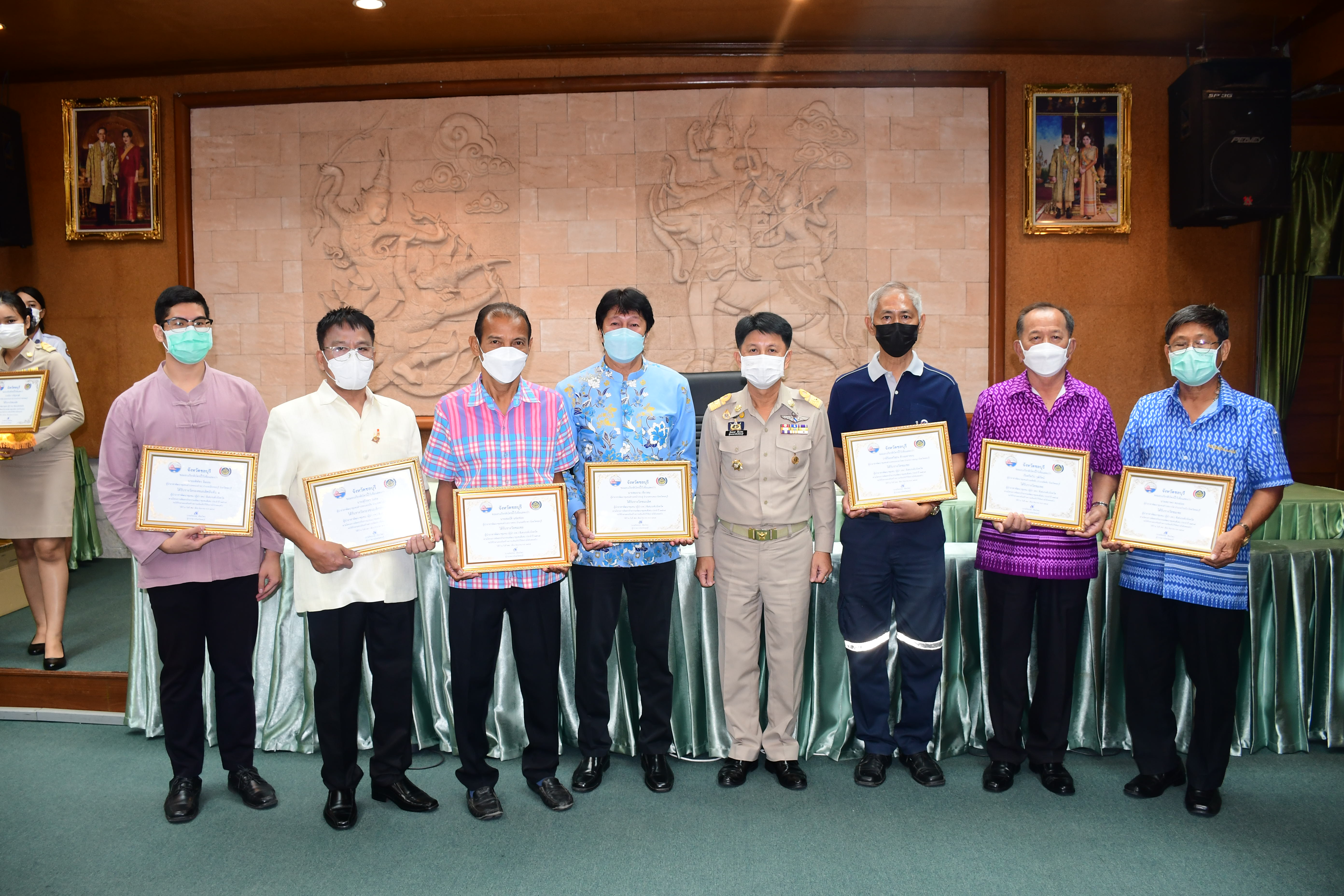 ผู้ว่าฯ ชลบุรี มอบโล่รางวัลสิงห์ทอง และเกียรติบัตร แก่ผู้นำและชุมชน ในการคัดสรรกิจกรรมพัฒนาชุมชนดีเด่นระดับจังหวัด ปี 2565