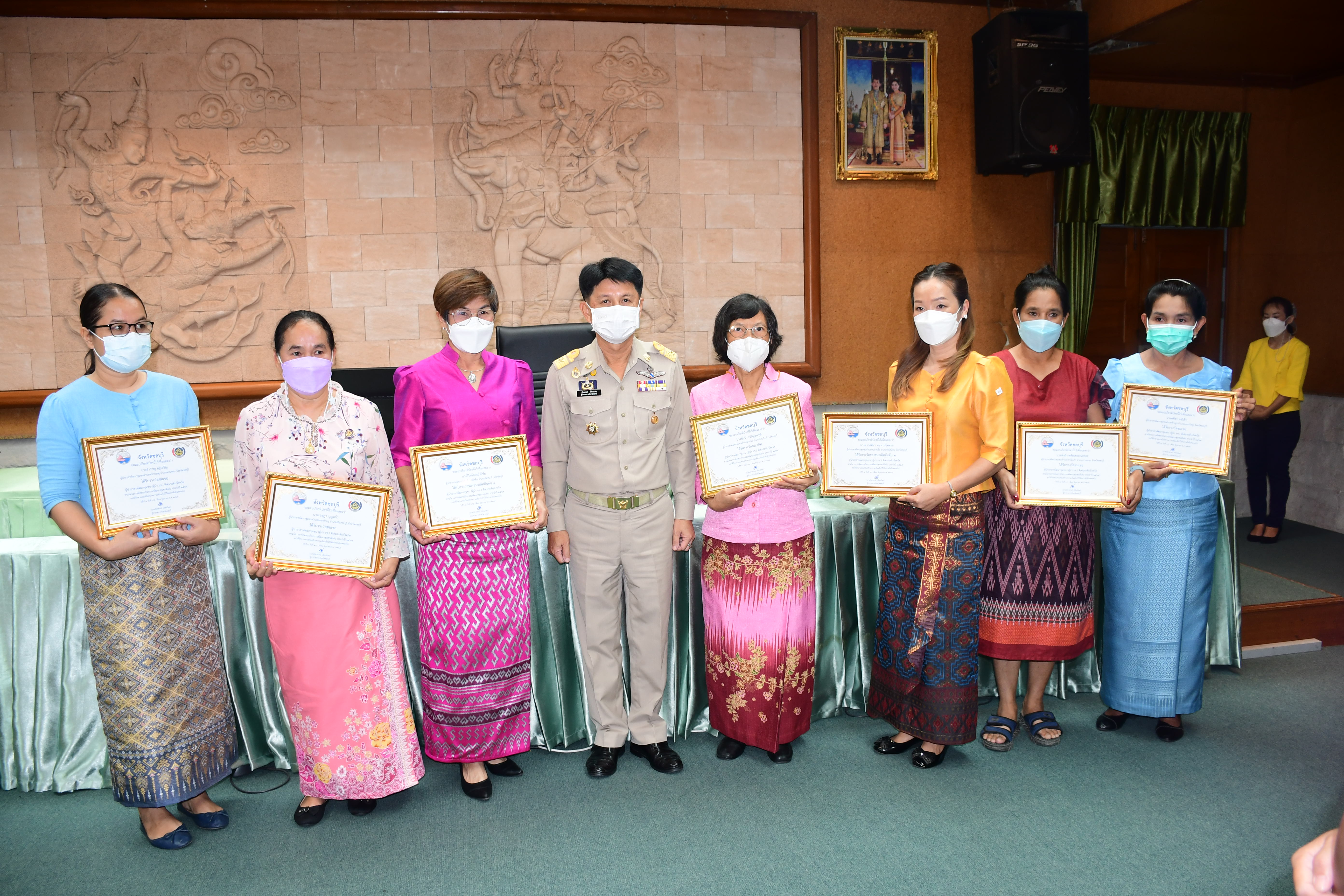 ผู้ว่าฯ ชลบุรี มอบโล่รางวัลสิงห์ทอง และเกียรติบัตร แก่ผู้นำและชุมชน ในการคัดสรรกิจกรรมพัฒนาชุมชนดีเด่นระดับจังหวัด ปี 2565