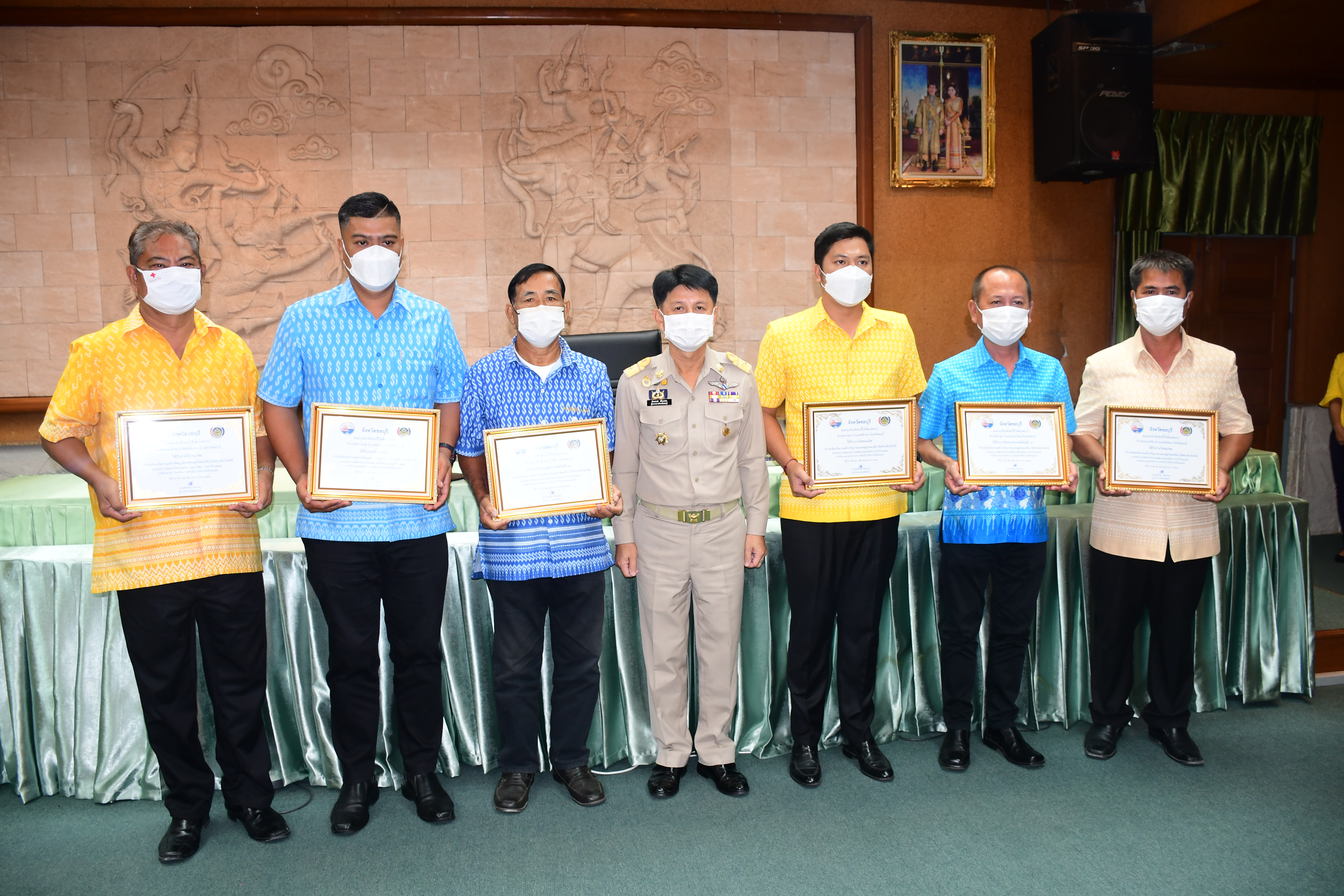ผู้ว่าฯ ชลบุรี มอบโล่รางวัลสิงห์ทอง และเกียรติบัตร แก่ผู้นำและชุมชน ในการคัดสรรกิจกรรมพัฒนาชุมชนดีเด่นระดับจังหวัด ปี 2565