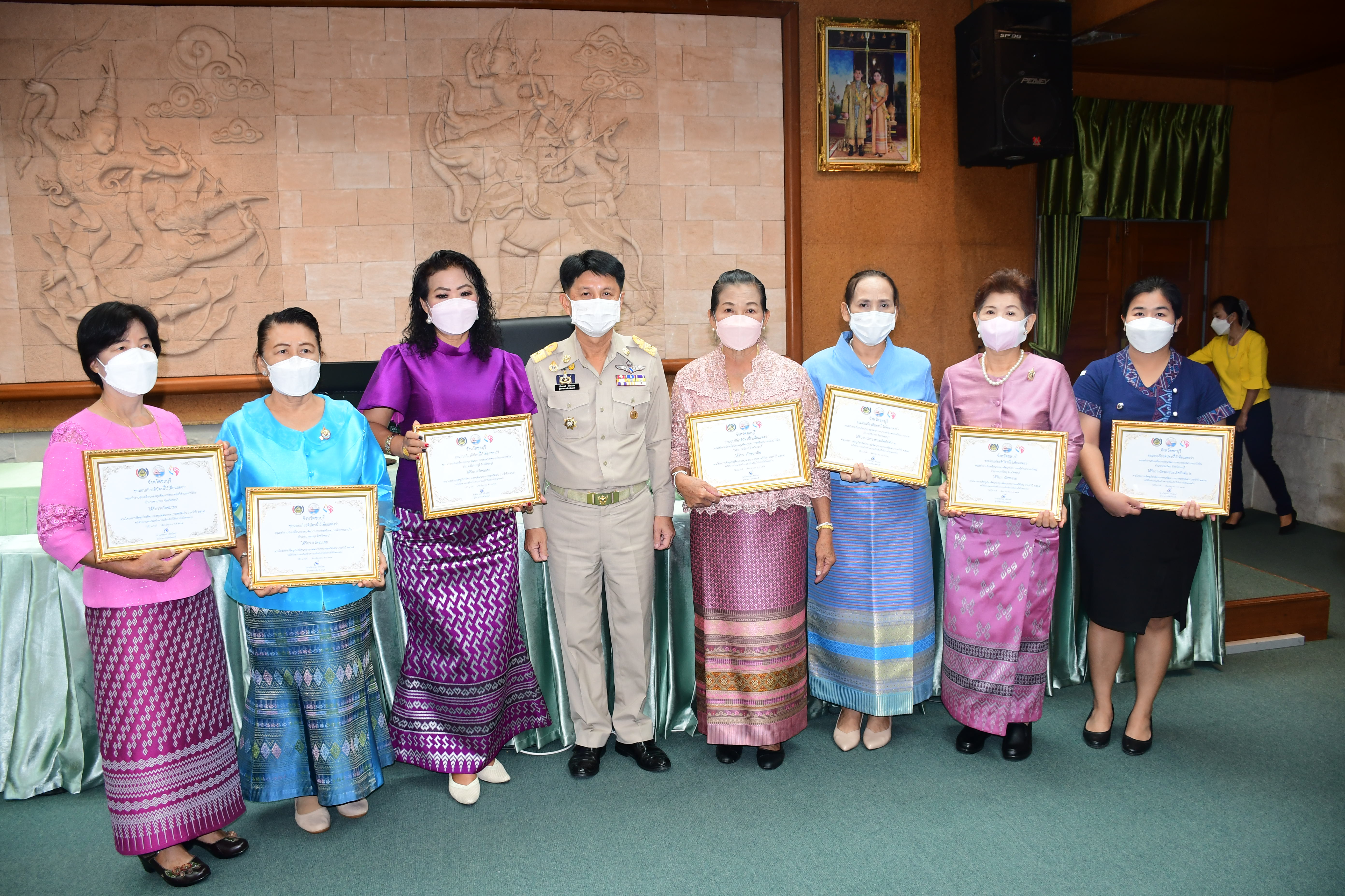 ผู้ว่าฯ ชลบุรี มอบโล่รางวัลสิงห์ทอง และเกียรติบัตร แก่ผู้นำและชุมชน ในการคัดสรรกิจกรรมพัฒนาชุมชนดีเด่นระดับจังหวัด ปี 2565