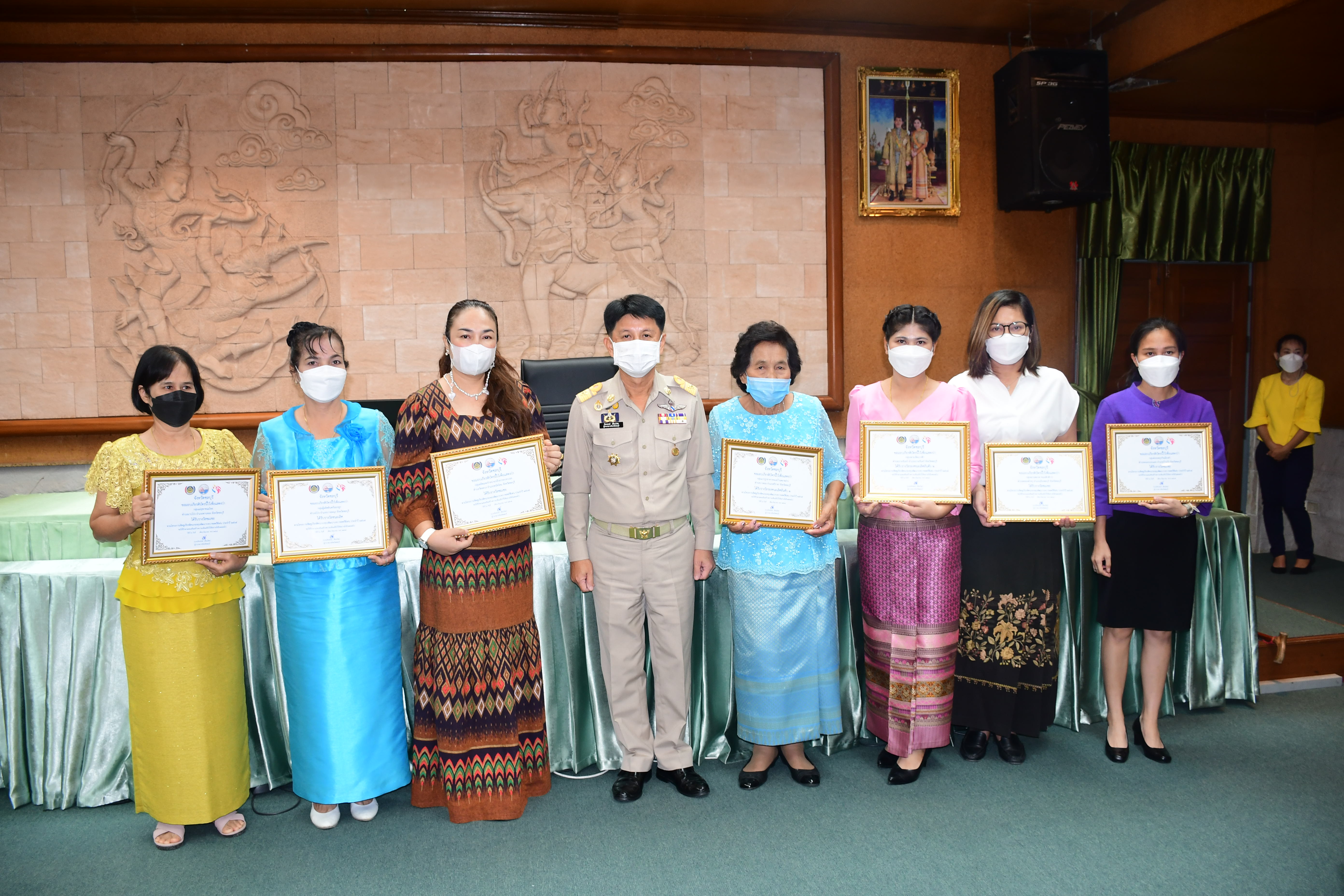 ผู้ว่าฯ ชลบุรี มอบโล่รางวัลสิงห์ทอง และเกียรติบัตร แก่ผู้นำและชุมชน ในการคัดสรรกิจกรรมพัฒนาชุมชนดีเด่นระดับจังหวัด ปี 2565