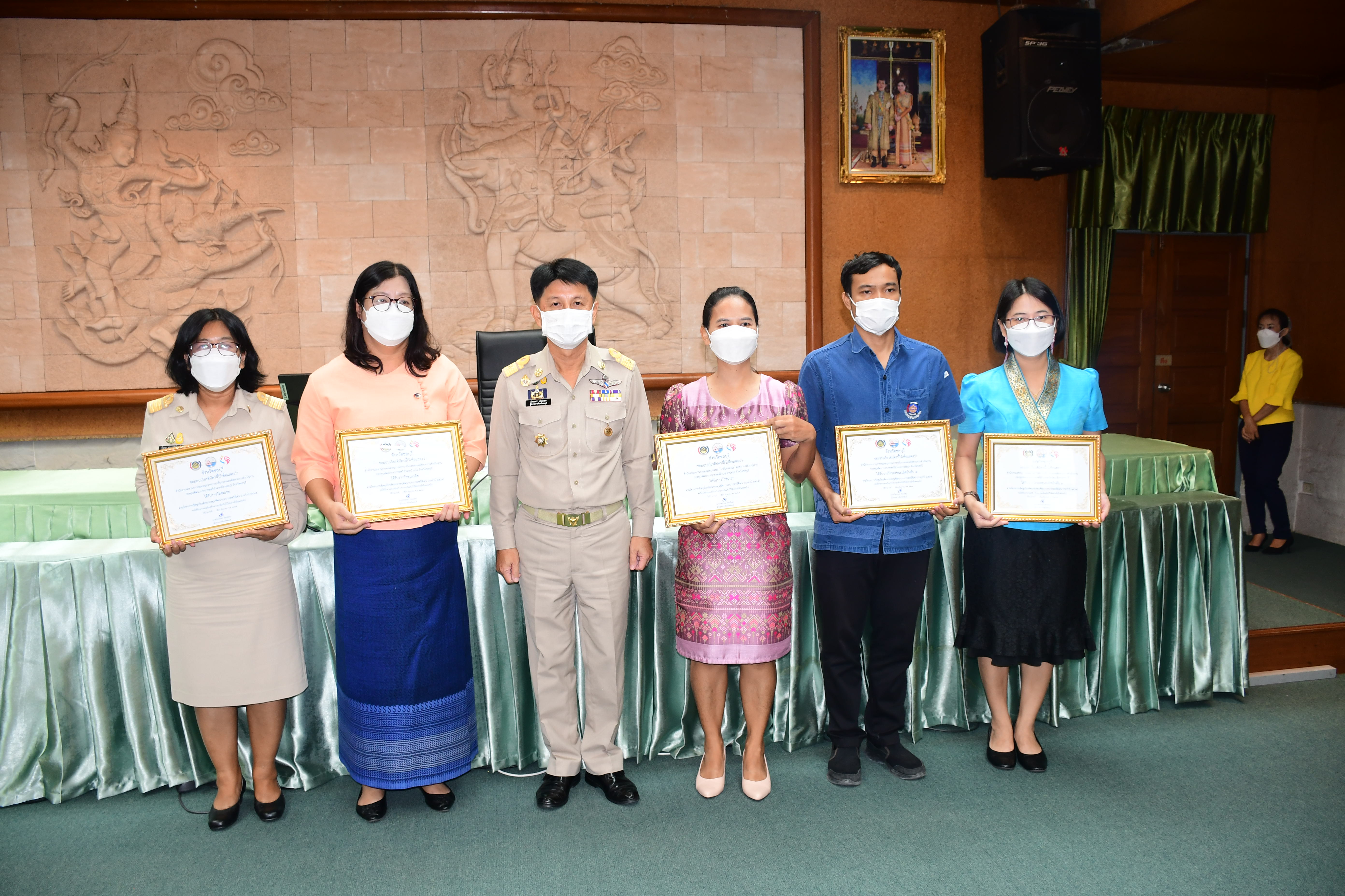 ผู้ว่าฯ ชลบุรี มอบโล่รางวัลสิงห์ทอง และเกียรติบัตร แก่ผู้นำและชุมชน ในการคัดสรรกิจกรรมพัฒนาชุมชนดีเด่นระดับจังหวัด ปี 2565