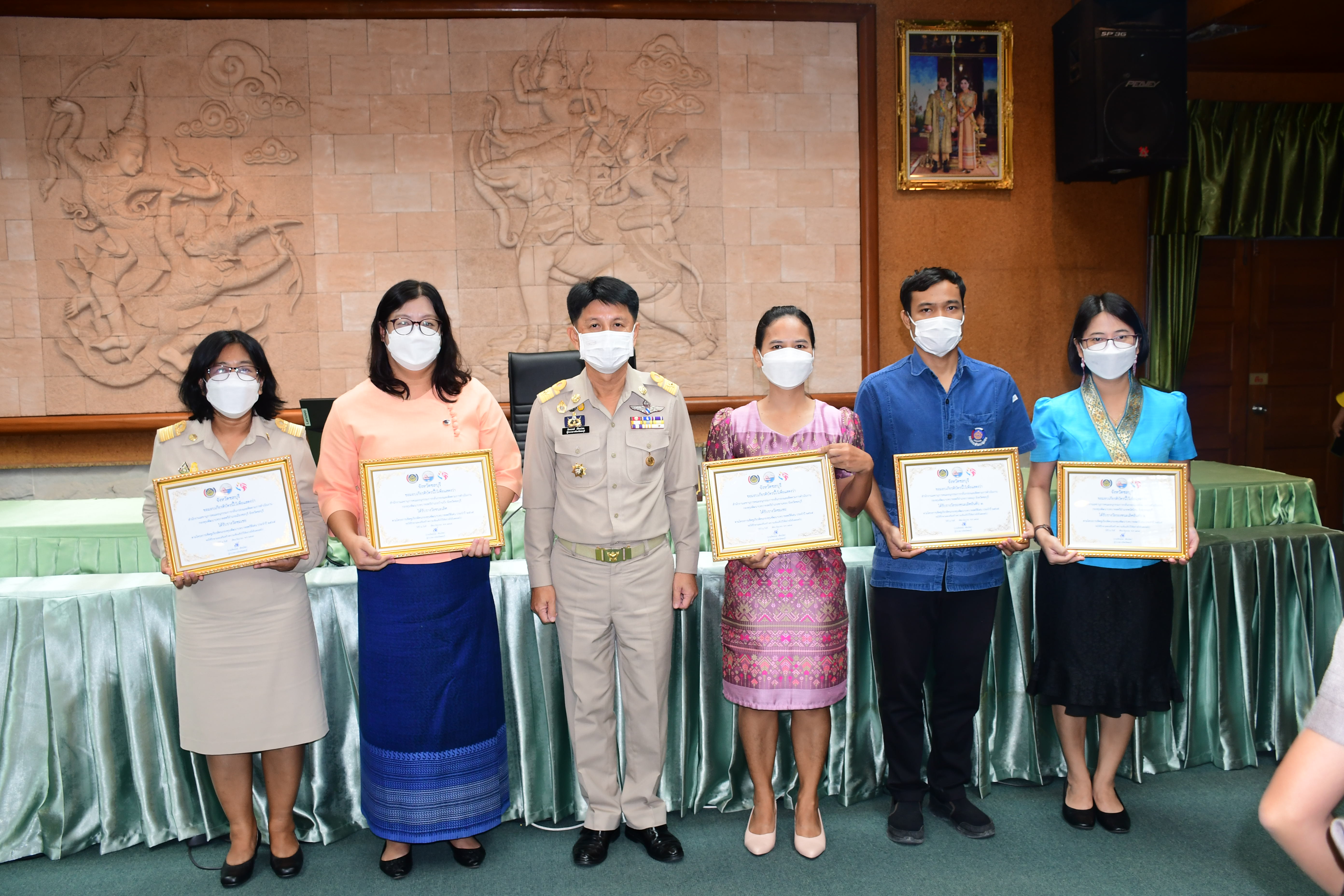 ผู้ว่าฯ ชลบุรี มอบโล่รางวัลสิงห์ทอง และเกียรติบัตร แก่ผู้นำและชุมชน ในการคัดสรรกิจกรรมพัฒนาชุมชนดีเด่นระดับจังหวัด ปี 2565