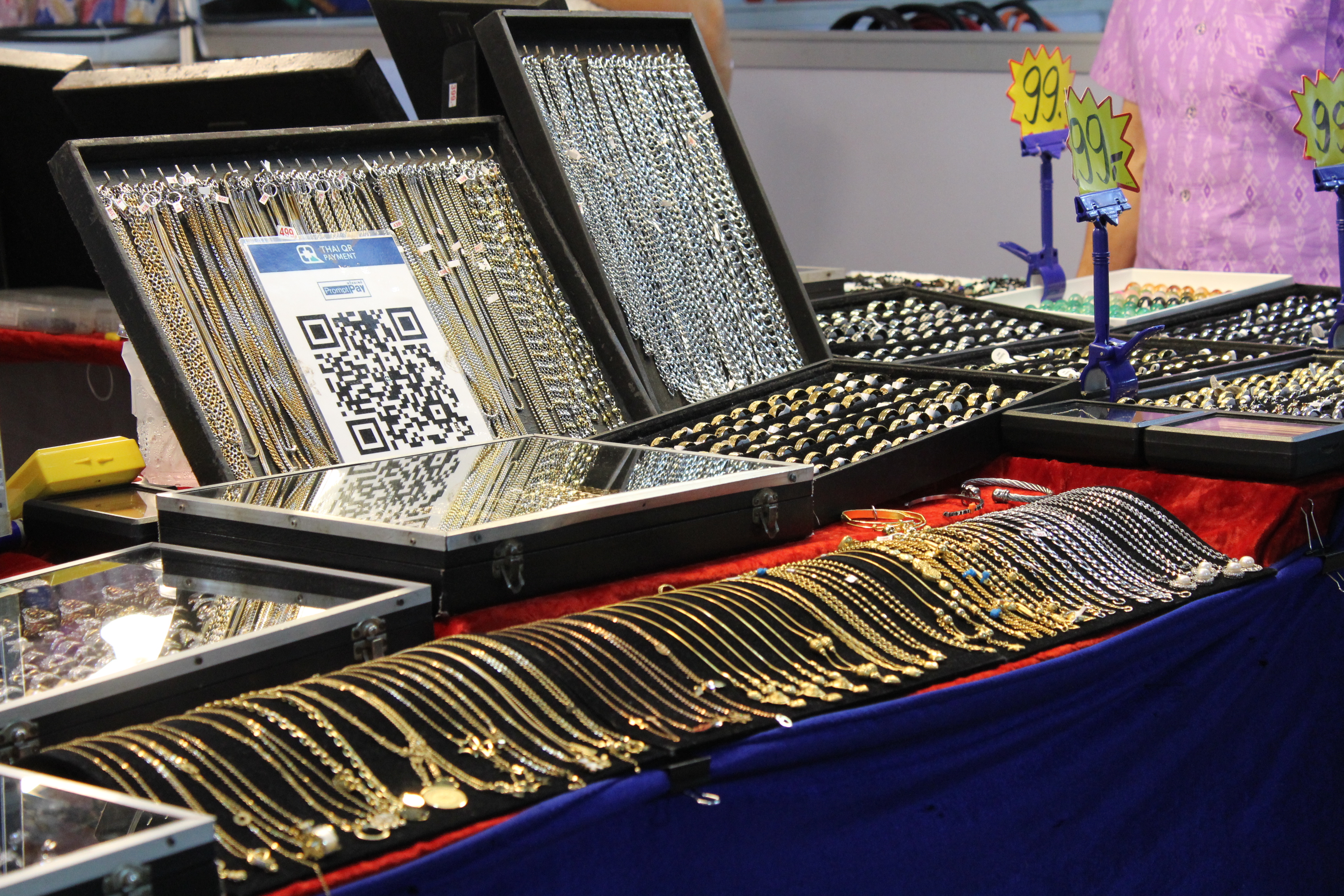 ผู้ว่าฯ ชลบุรี เปิดงานมหกรรม “ชม ชิม ช็อป OTOP ชลบุรี” ปี 2565