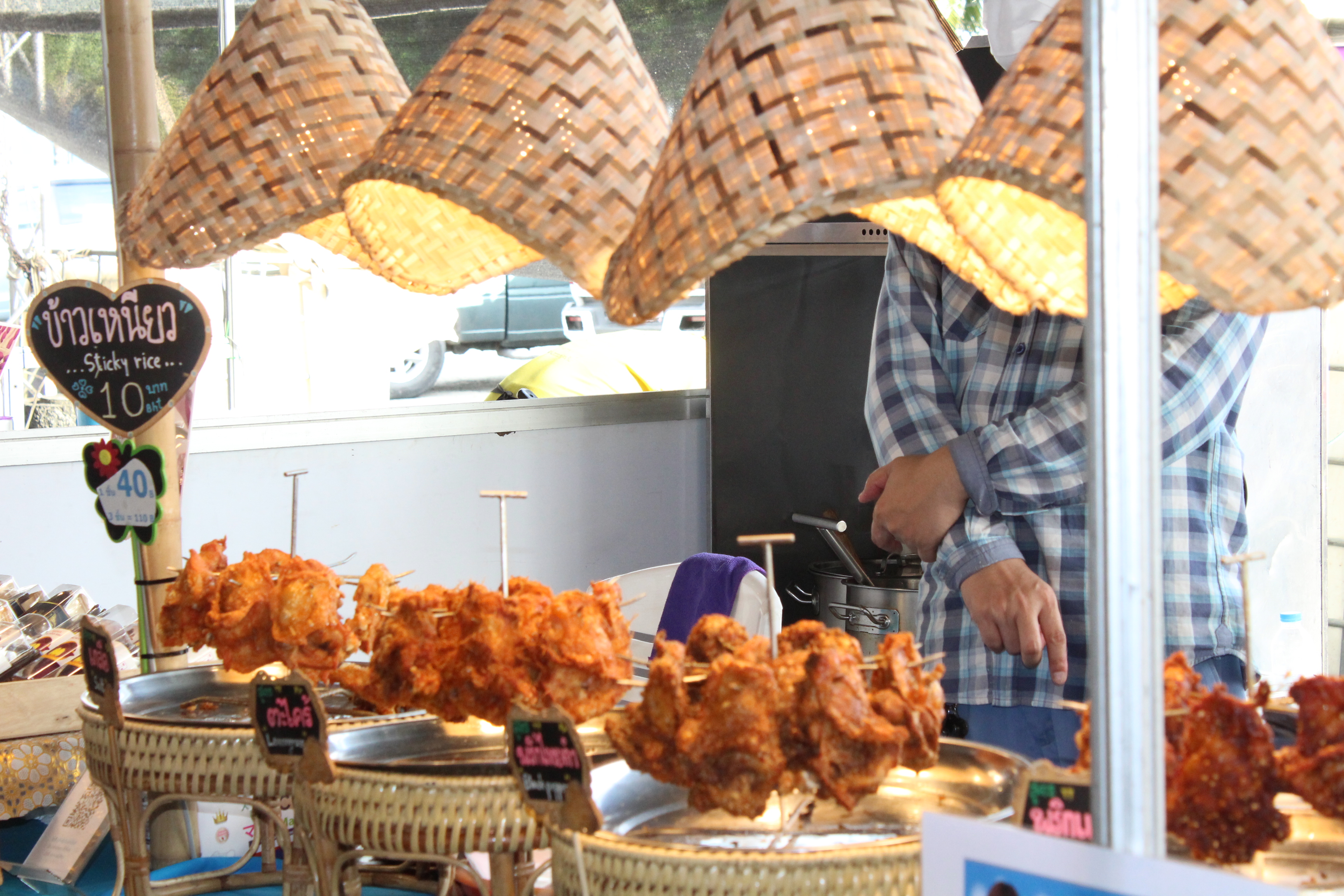 ผู้ว่าฯ ชลบุรี เปิดงานมหกรรม “ชม ชิม ช็อป OTOP ชลบุรี” ปี 2565