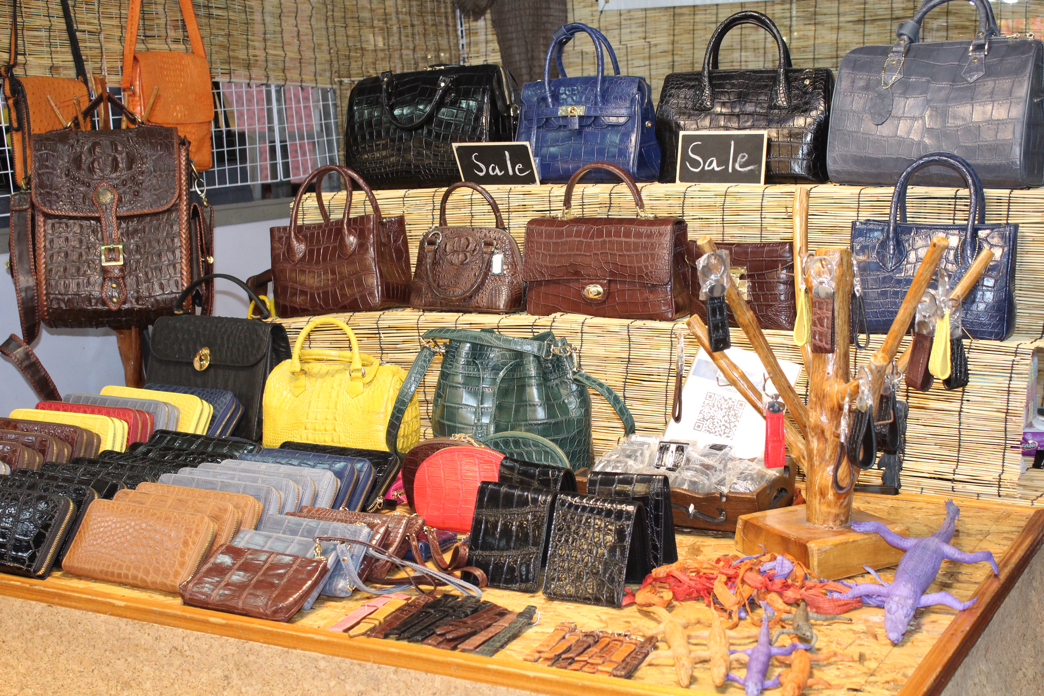 ผู้ว่าฯ ชลบุรี เปิดงานมหกรรม “ชม ชิม ช็อป OTOP ชลบุรี” ปี 2565