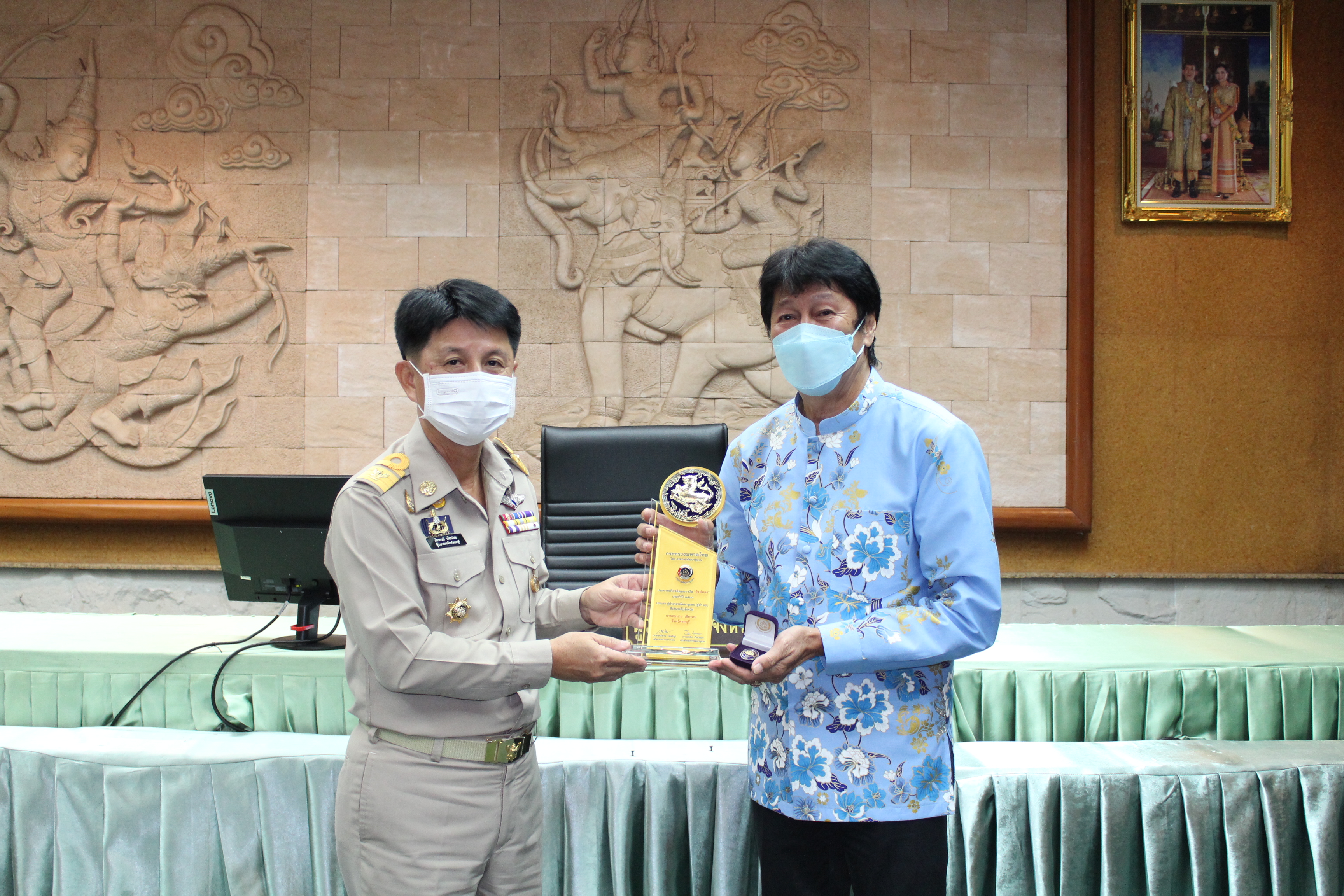 ผู้ว่าฯ ชลบุรี มอบโล่รางวัลสิงห์ทอง และเกียรติบัตร แก่ผู้นำและชุมชน ในการคัดสรรกิจกรรมพัฒนาชุมชนดีเด่นระดับจังหวัด ปี 2565