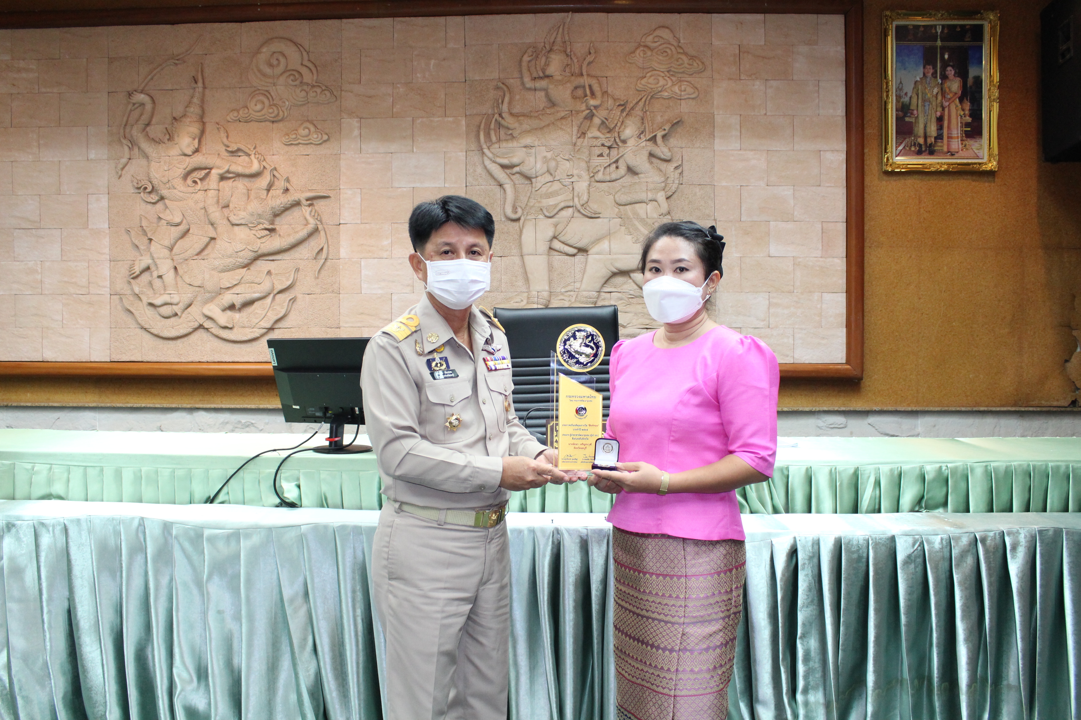 ผู้ว่าฯ ชลบุรี มอบโล่รางวัลสิงห์ทอง และเกียรติบัตร แก่ผู้นำและชุมชน ในการคัดสรรกิจกรรมพัฒนาชุมชนดีเด่นระดับจังหวัด ปี 2565