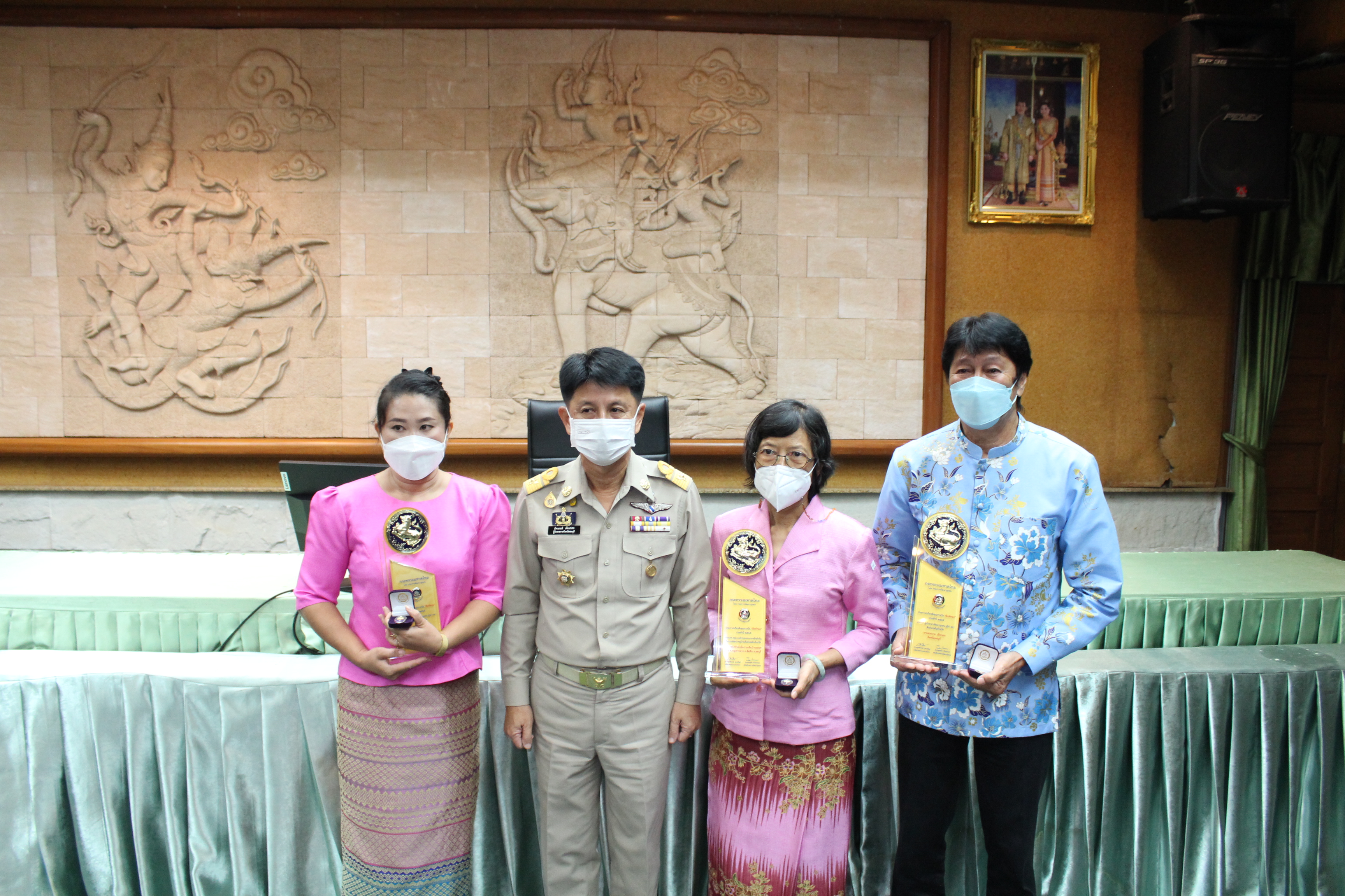 ผู้ว่าฯ ชลบุรี มอบโล่รางวัลสิงห์ทอง และเกียรติบัตร แก่ผู้นำและชุมชน ในการคัดสรรกิจกรรมพัฒนาชุมชนดีเด่นระดับจังหวัด ปี 2565