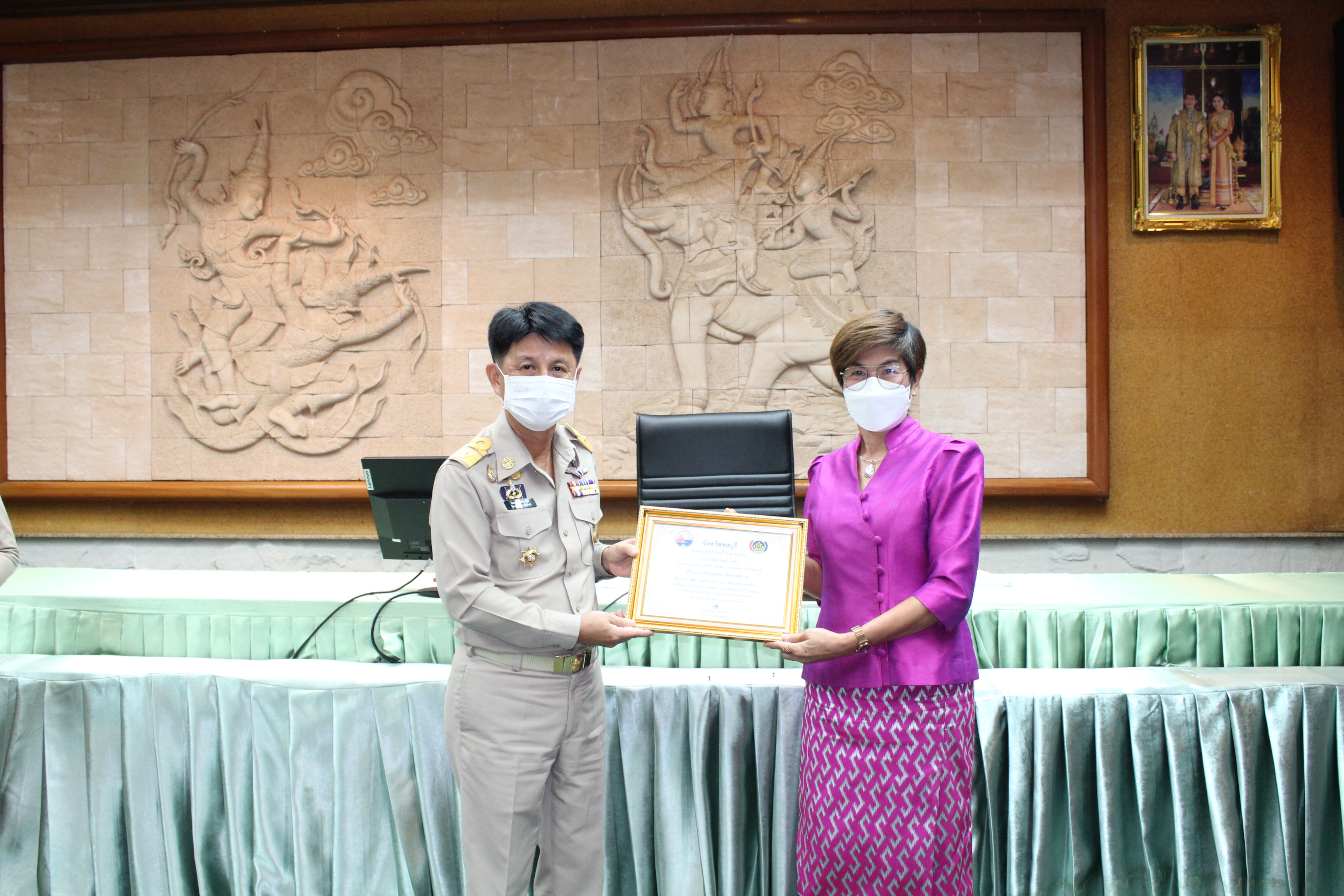 ผู้ว่าฯ ชลบุรี มอบโล่รางวัลสิงห์ทอง และเกียรติบัตร แก่ผู้นำและชุมชน ในการคัดสรรกิจกรรมพัฒนาชุมชนดีเด่นระดับจังหวัด ปี 2565