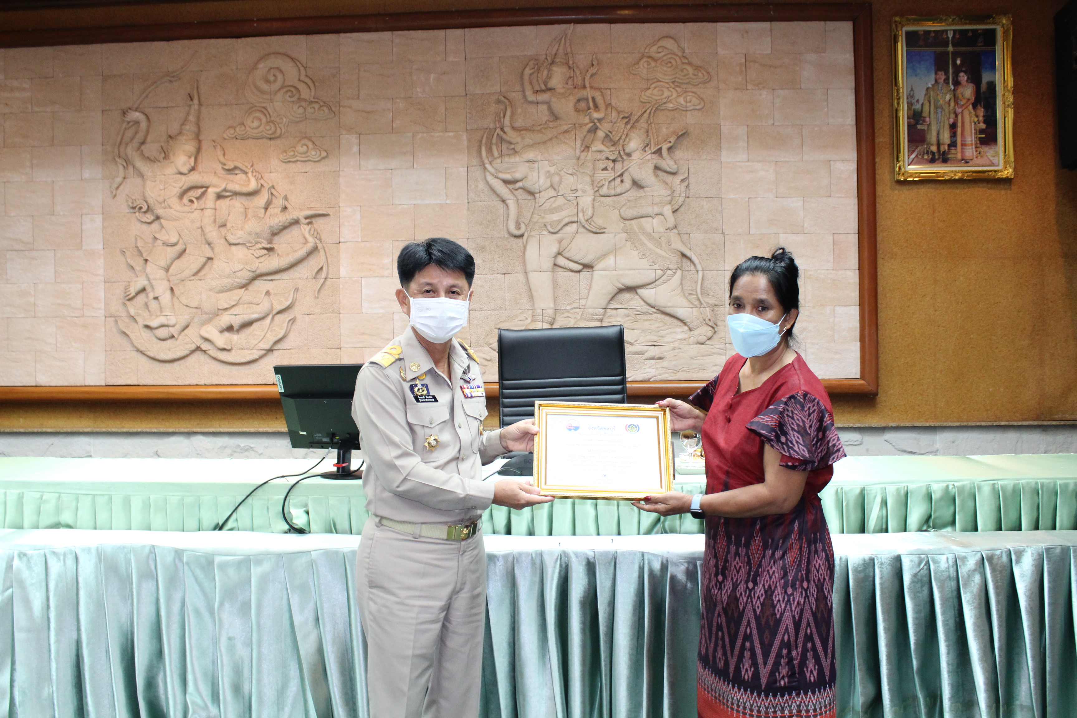 ผู้ว่าฯ ชลบุรี มอบโล่รางวัลสิงห์ทอง และเกียรติบัตร แก่ผู้นำและชุมชน ในการคัดสรรกิจกรรมพัฒนาชุมชนดีเด่นระดับจังหวัด ปี 2565