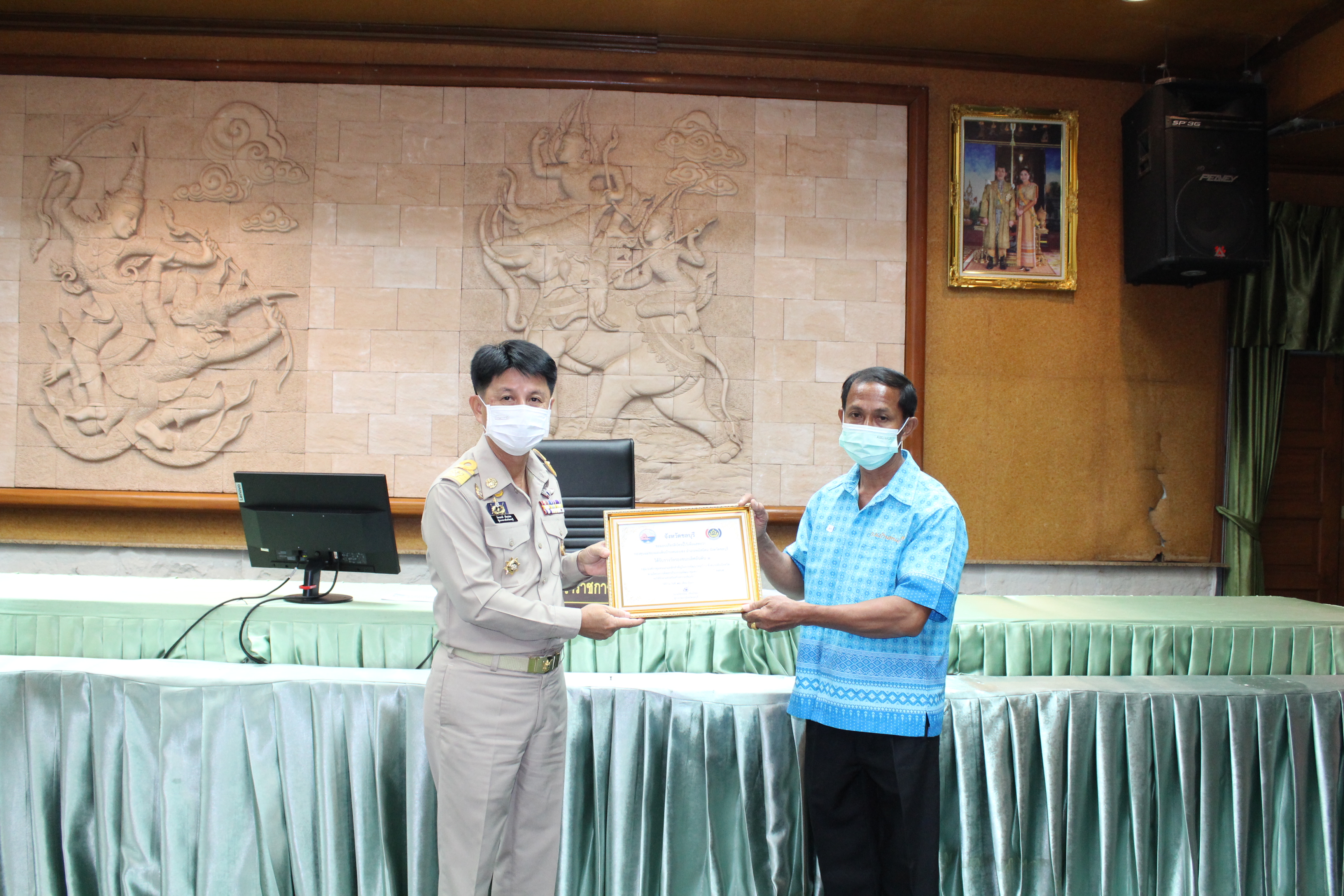 ผู้ว่าฯ ชลบุรี มอบโล่รางวัลสิงห์ทอง และเกียรติบัตร แก่ผู้นำและชุมชน ในการคัดสรรกิจกรรมพัฒนาชุมชนดีเด่นระดับจังหวัด ปี 2565