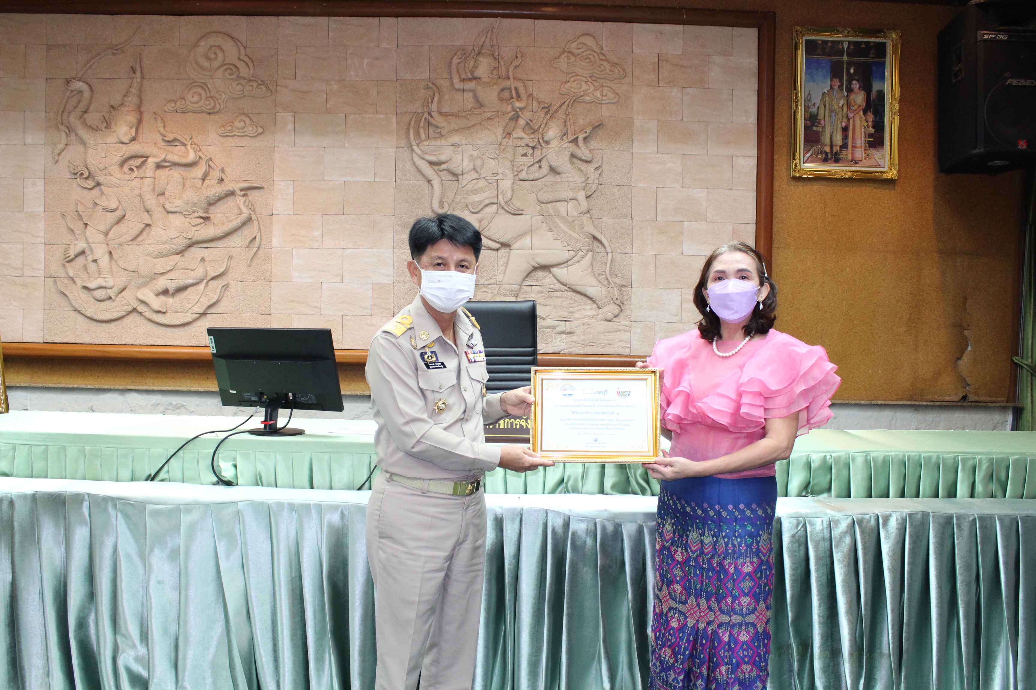 ผู้ว่าฯ ชลบุรี มอบโล่รางวัลสิงห์ทอง และเกียรติบัตร แก่ผู้นำและชุมชน ในการคัดสรรกิจกรรมพัฒนาชุมชนดีเด่นระดับจังหวัด ปี 2565