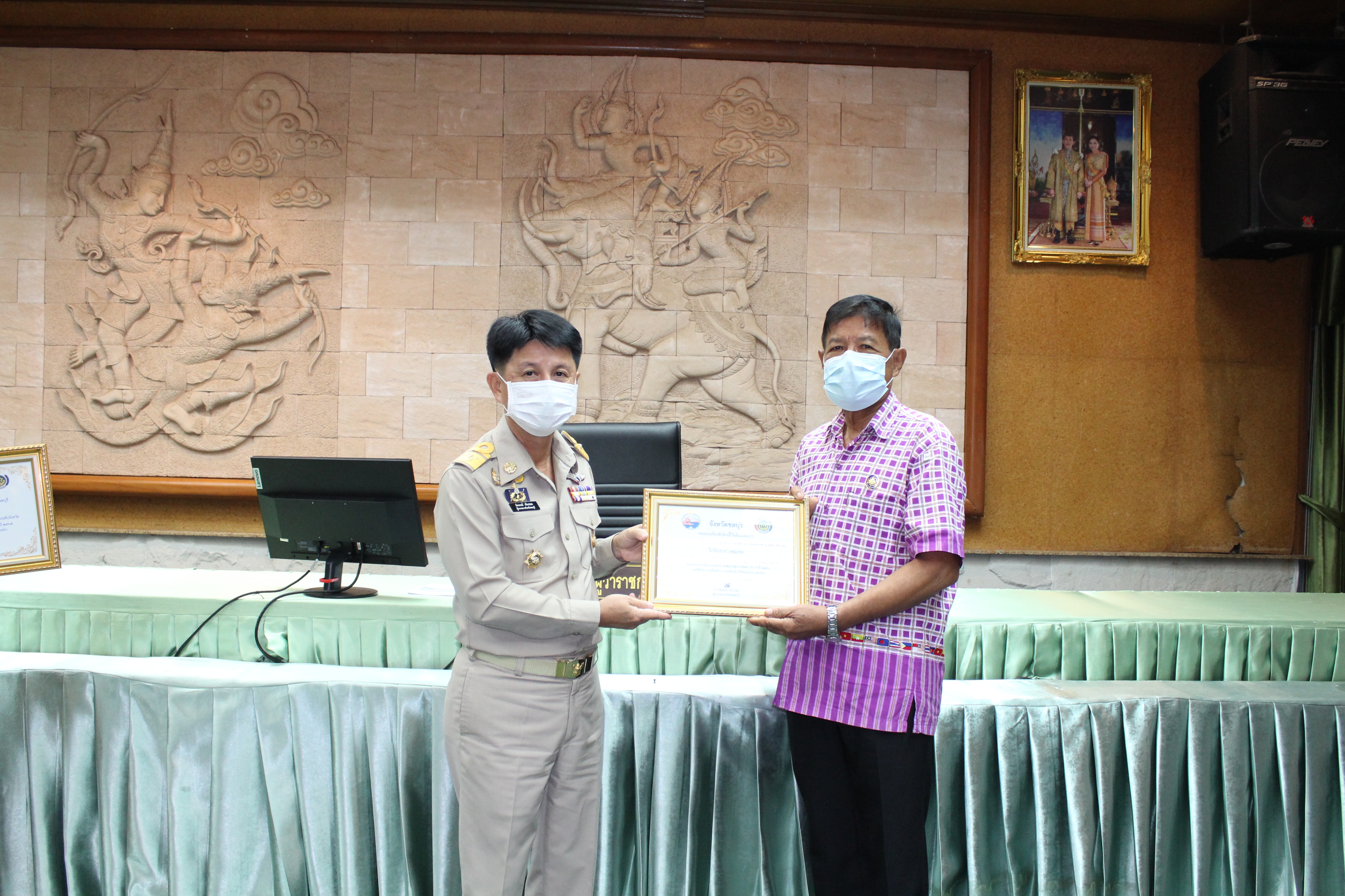 ผู้ว่าฯ ชลบุรี มอบโล่รางวัลสิงห์ทอง และเกียรติบัตร แก่ผู้นำและชุมชน ในการคัดสรรกิจกรรมพัฒนาชุมชนดีเด่นระดับจังหวัด ปี 2565
